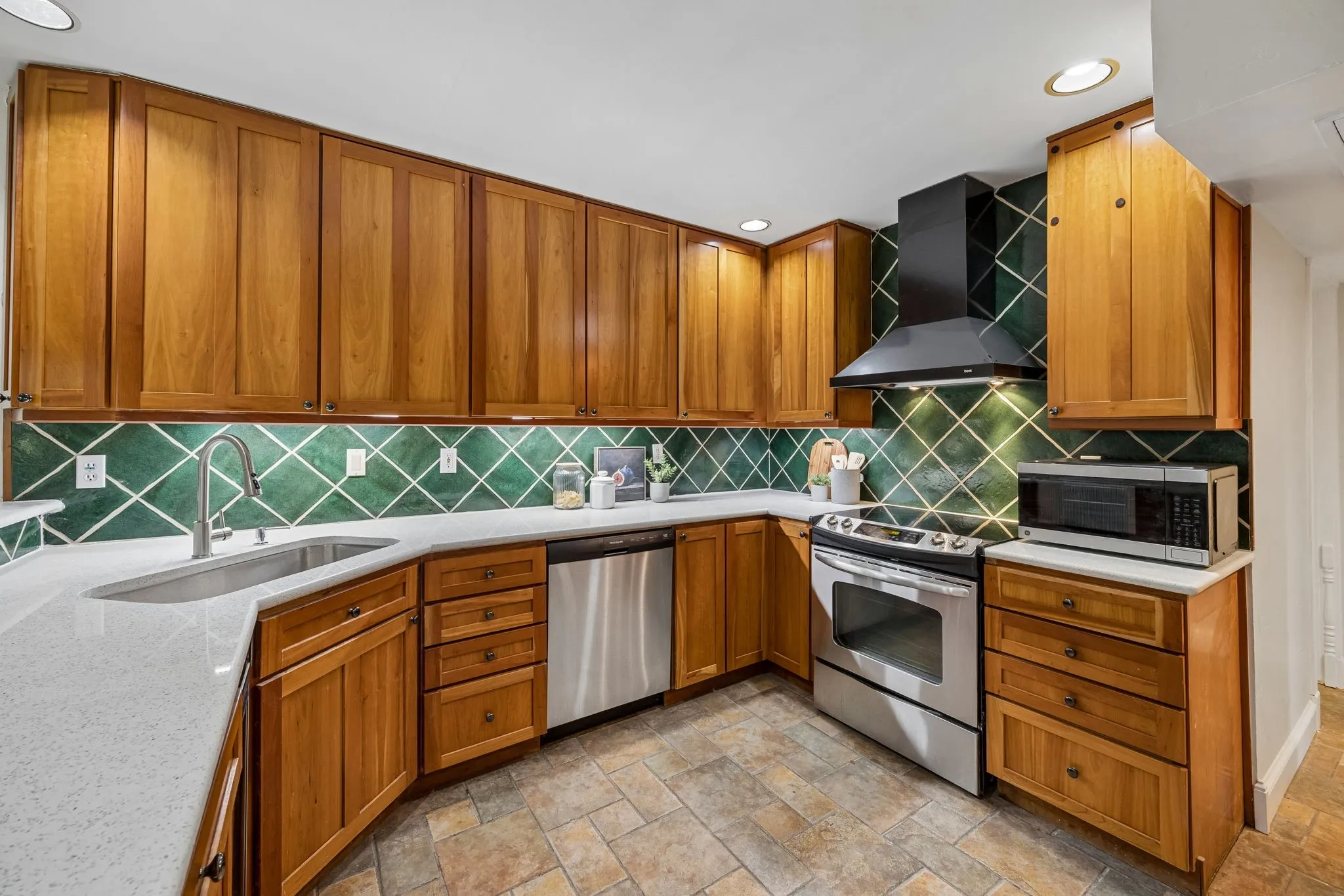 Townhouse For Sale in Dallas County , 2920 Shady Lake Circle, Carrollton, Texas 75006, 5 Bedroom, 3 Bathroom, 2 Garage spaces, 2,642 Sqft, built in 1972, mls#21322993, Real Estate Agent in Carrollton, Homes For Sale in Dallas county, Homes For Sale in Carrollton, Realtor in Carrollton Texas, Real Estate Brokerage Independent Realty Texas, Luminita Cordes Realtor