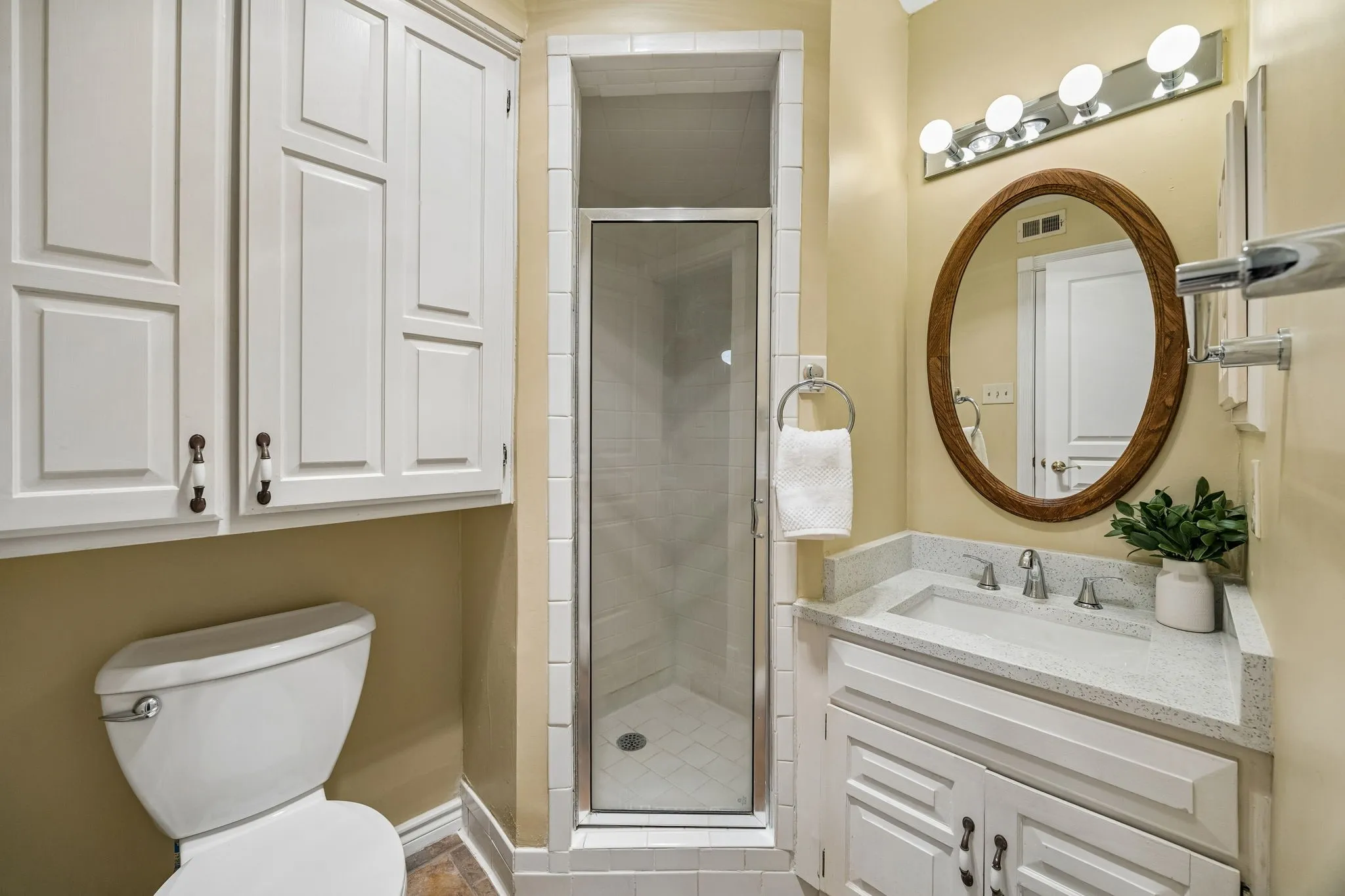 Townhouse For Sale in Dallas County , 2920 Shady Lake Circle, Carrollton, Texas 75006, 5 Bedroom, 3 Bathroom, 2 Garage spaces, 2,642 Sqft, built in 1972, mls#21322993, Real Estate Agent in Carrollton, Homes For Sale in Dallas county, Homes For Sale in Carrollton, Realtor in Carrollton Texas, Real Estate Brokerage Independent Realty Texas, Luminita Cordes Realtor