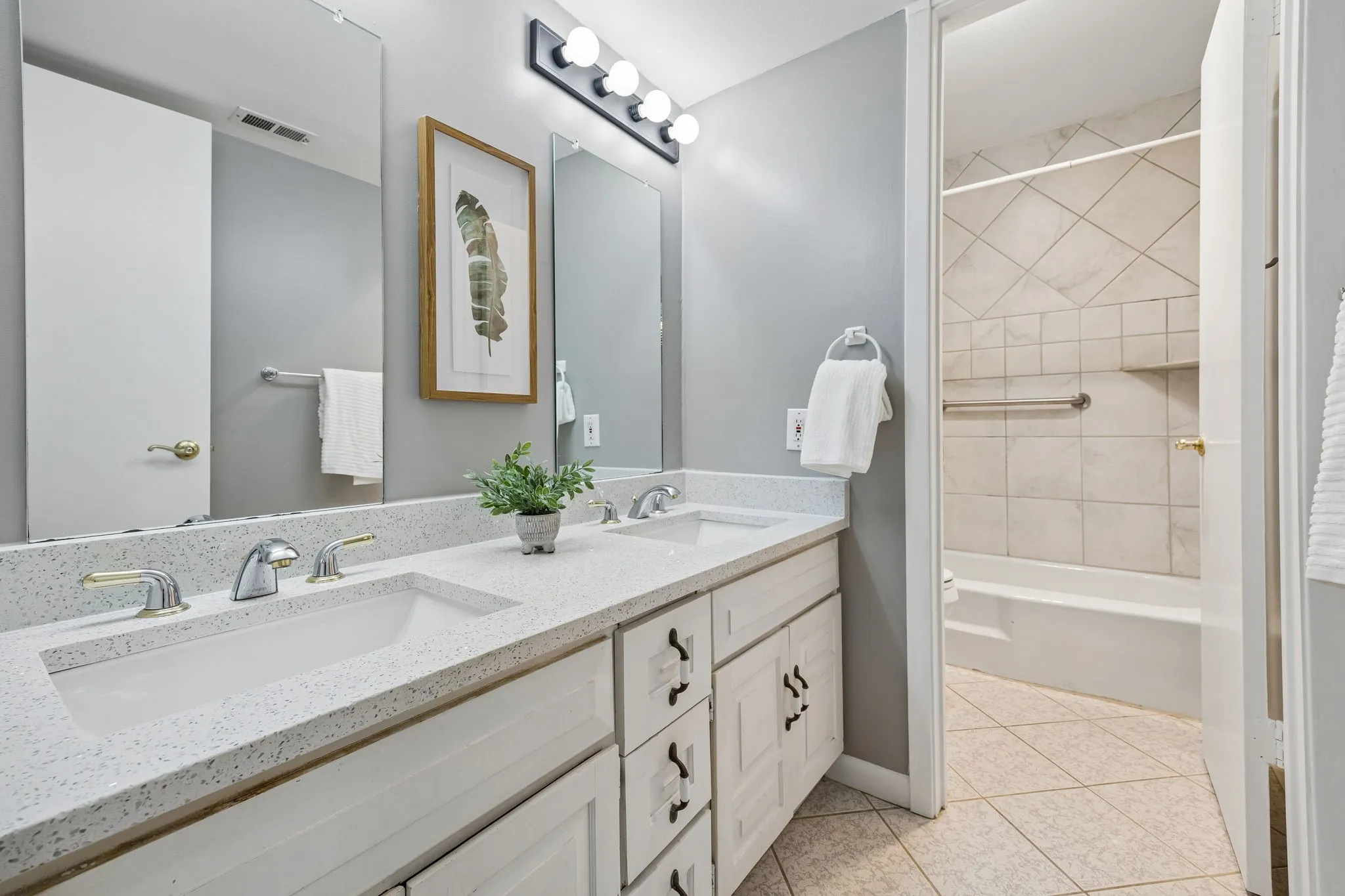 Townhouse For Sale in Dallas County , 2920 Shady Lake Circle, Carrollton, Texas 75006, 5 Bedroom, 3 Bathroom, 2 Garage spaces, 2,642 Sqft, built in 1972, mls#21322993, Real Estate Agent in Carrollton, Homes For Sale in Dallas county, Homes For Sale in Carrollton, Realtor in Carrollton Texas, Real Estate Brokerage Independent Realty Texas, Luminita Cordes Realtor