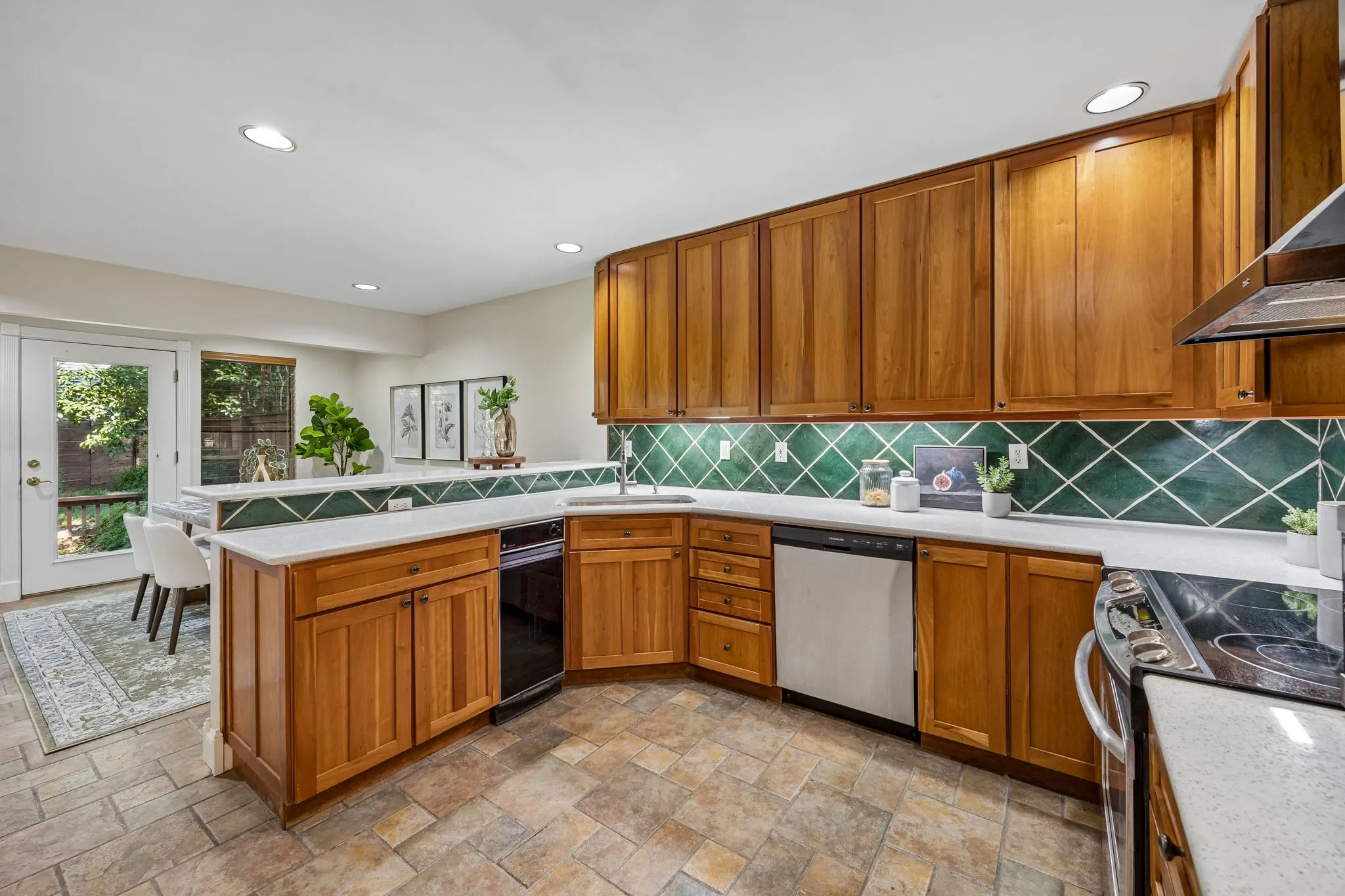 Townhouse For Sale in Dallas County , 2920 Shady Lake Circle, Carrollton, Texas 75006, 5 Bedroom, 3 Bathroom, 2 Garage spaces, 2,642 Sqft, built in 1972, mls#21322993, Real Estate Agent in Carrollton, Homes For Sale in Dallas county, Homes For Sale in Carrollton, Realtor in Carrollton Texas, Real Estate Brokerage Independent Realty Texas, Luminita Cordes Realtor