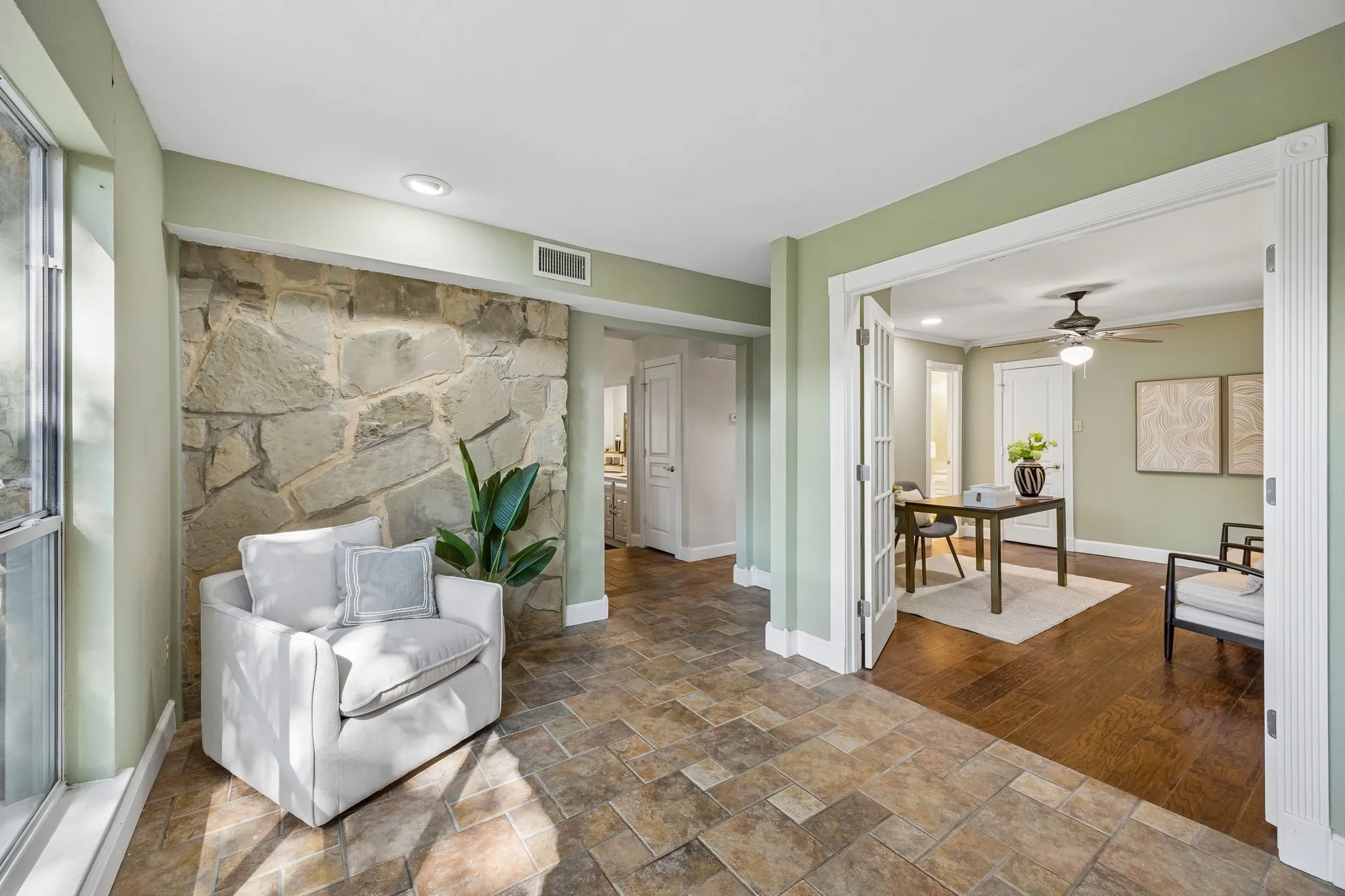 Townhouse For Sale in Dallas County , 2920 Shady Lake Circle, Carrollton, Texas 75006, 5 Bedroom, 3 Bathroom, 2 Garage spaces, 2,642 Sqft, built in 1972, mls#21322993, Real Estate Agent in Carrollton, Homes For Sale in Dallas county, Homes For Sale in Carrollton, Realtor in Carrollton Texas, Real Estate Brokerage Independent Realty Texas, Luminita Cordes Realtor