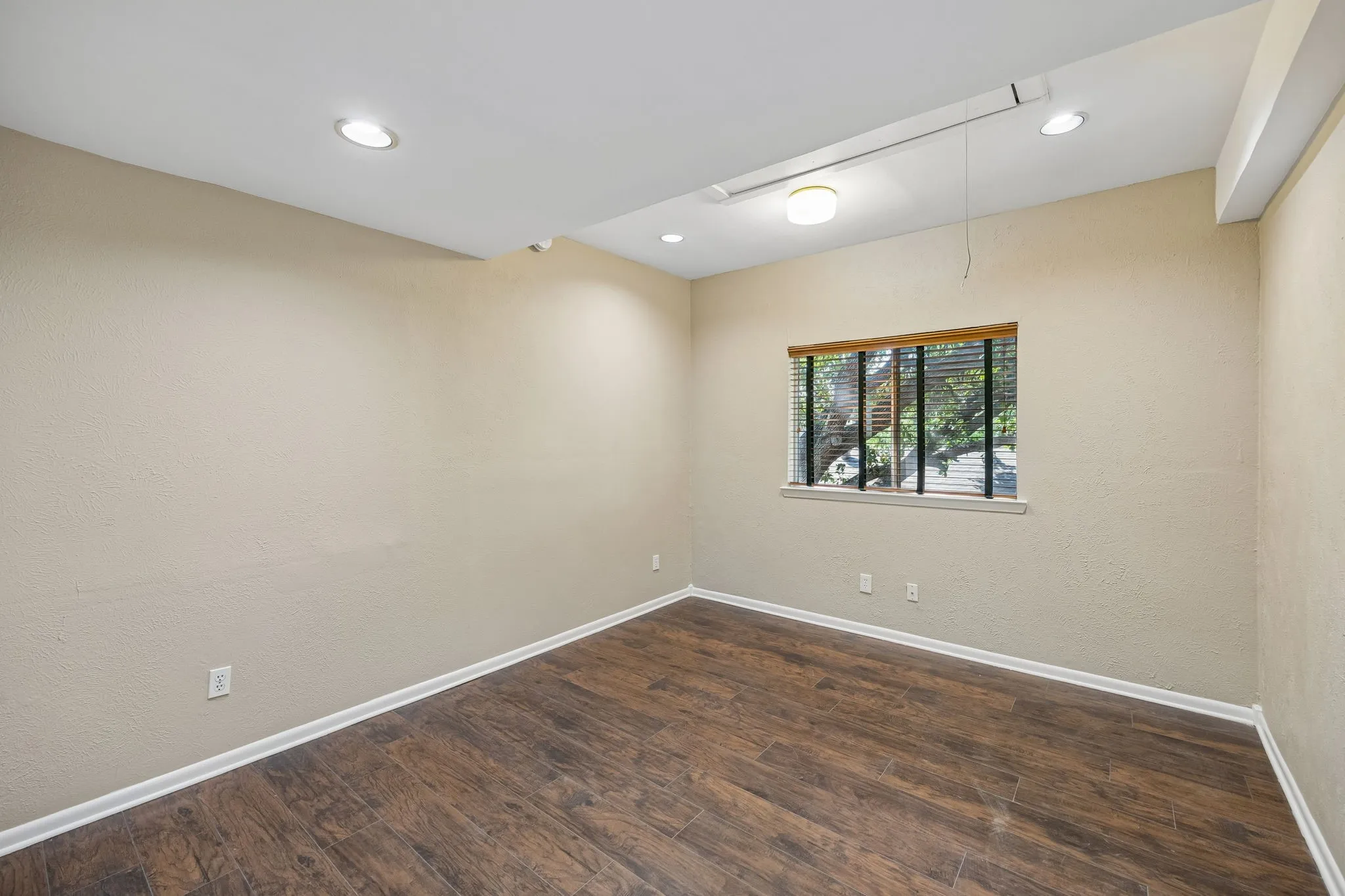 Townhouse For Sale in Dallas County , 2920 Shady Lake Circle, Carrollton, Texas 75006, 5 Bedroom, 3 Bathroom, 2 Garage spaces, 2,642 Sqft, built in 1972, mls#21322993, Real Estate Agent in Carrollton, Homes For Sale in Dallas county, Homes For Sale in Carrollton, Realtor in Carrollton Texas, Real Estate Brokerage Independent Realty Texas, Luminita Cordes Realtor