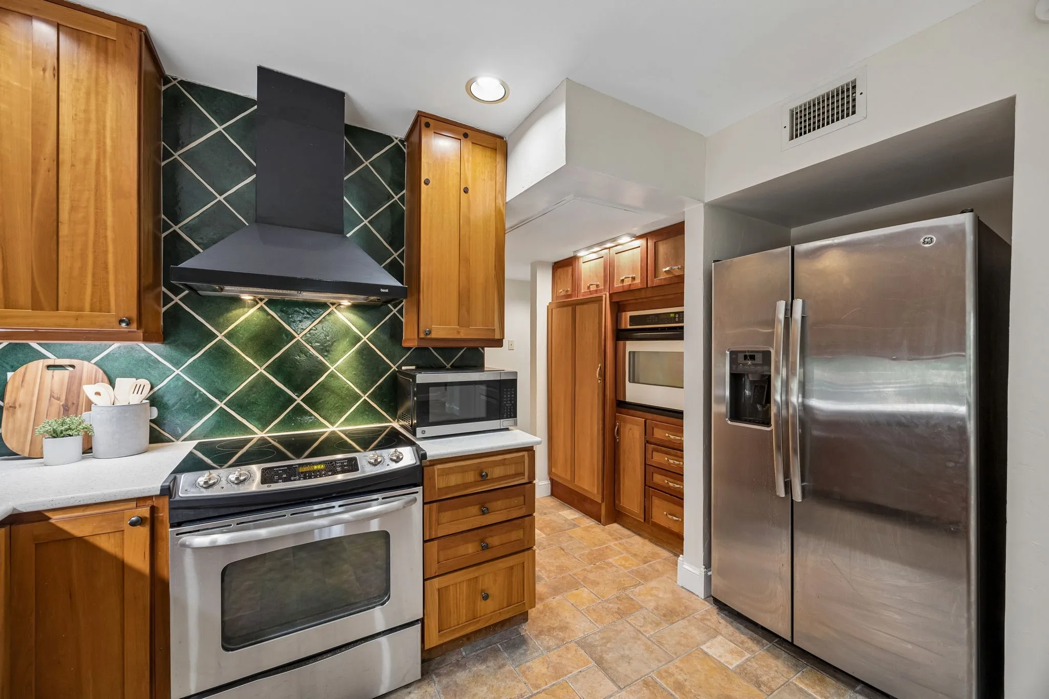 Townhouse For Sale in Dallas County , 2920 Shady Lake Circle, Carrollton, Texas 75006, 5 Bedroom, 3 Bathroom, 2 Garage spaces, 2,642 Sqft, built in 1972, mls#21322993, Real Estate Agent in Carrollton, Homes For Sale in Dallas county, Homes For Sale in Carrollton, Realtor in Carrollton Texas, Real Estate Brokerage Independent Realty Texas, Luminita Cordes Realtor