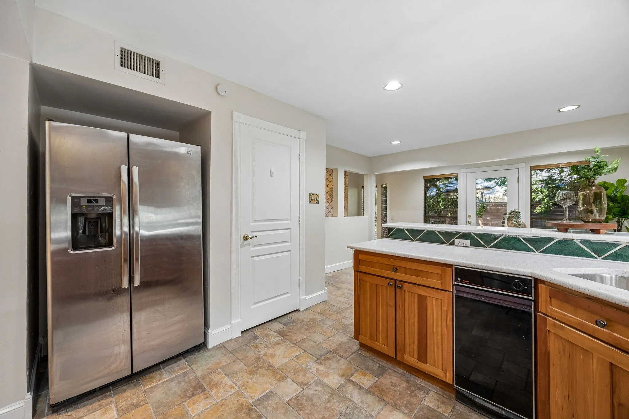 Townhouse For Sale in Dallas County , 2920 Shady Lake Circle, Carrollton, Texas 75006, 5 Bedroom, 3 Bathroom, 2 Garage spaces, 2,642 Sqft, built in 1972, mls#21322993, Real Estate Agent in Carrollton, Homes For Sale in Dallas county, Homes For Sale in Carrollton, Realtor in Carrollton Texas, Real Estate Brokerage Independent Realty Texas, Luminita Cordes Realtor