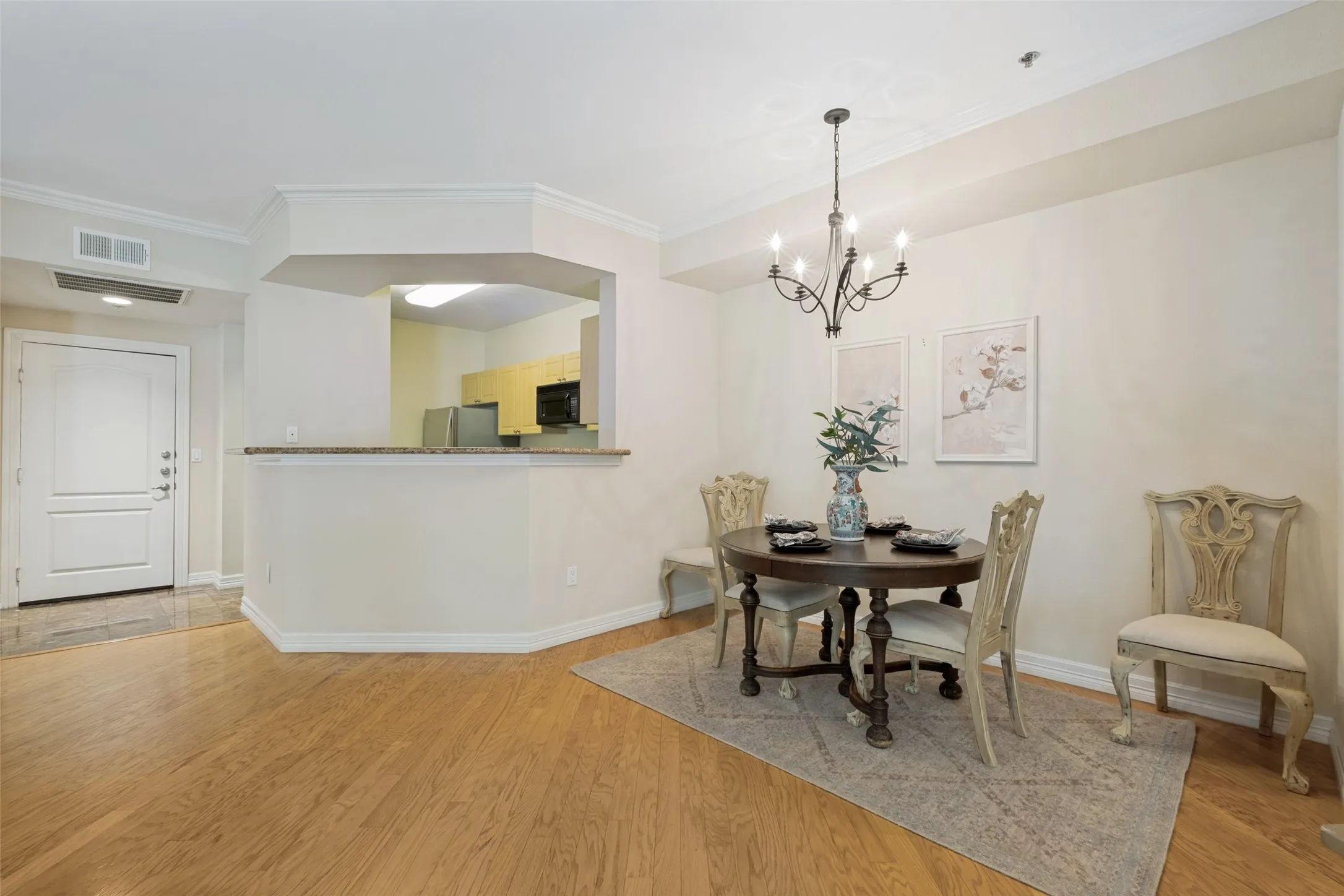 Condominium For Sale in Dallas County , 3400 Welborn Street 208, Dallas, Texas 75219, 2 Bedroom, 2 Bathroom, 2 Garage spaces, 1,226 Sqft, built in 1998, mls#21347161, Real Estate Agent in Dallas, Homes For Sale in Dallas county, Homes For Sale in Dallas, Realtor in Dallas Texas, Real Estate Brokerage Independent Realty Texas, Luminita Cordes Realtor