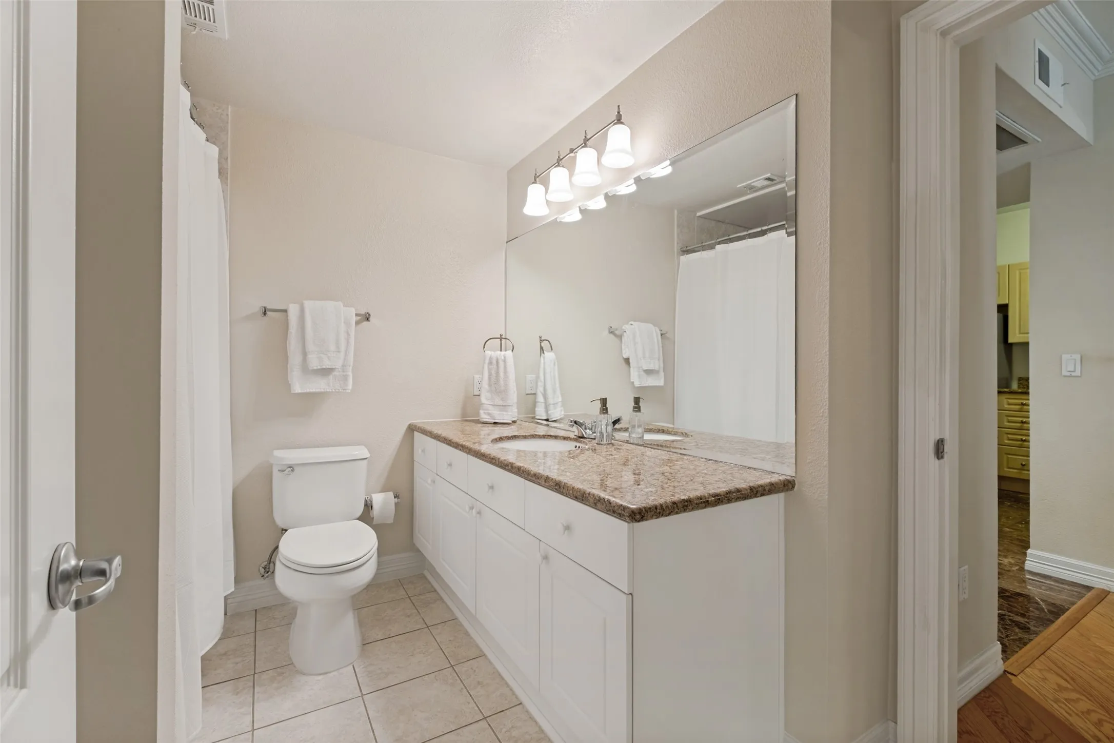 Condominium For Sale in Dallas County , 3400 Welborn Street 208, Dallas, Texas 75219, 2 Bedroom, 2 Bathroom, 2 Garage spaces, 1,226 Sqft, built in 1998, mls#21347161, Real Estate Agent in Dallas, Homes For Sale in Dallas county, Homes For Sale in Dallas, Realtor in Dallas Texas, Real Estate Brokerage Independent Realty Texas, Luminita Cordes Realtor