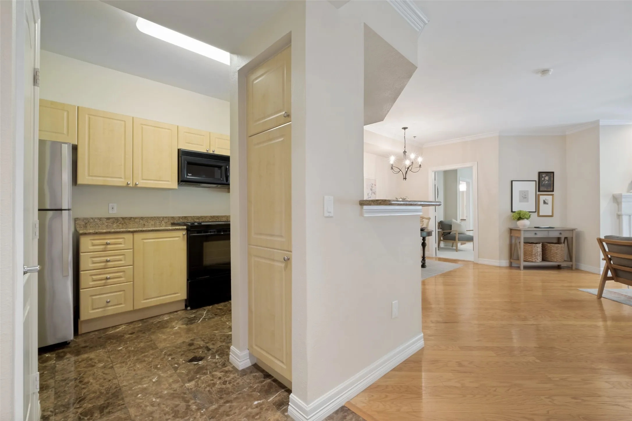 Condominium For Sale in Dallas County , 3400 Welborn Street 208, Dallas, Texas 75219, 2 Bedroom, 2 Bathroom, 2 Garage spaces, 1,226 Sqft, built in 1998, mls#21347161, Real Estate Agent in Dallas, Homes For Sale in Dallas county, Homes For Sale in Dallas, Realtor in Dallas Texas, Real Estate Brokerage Independent Realty Texas, Luminita Cordes Realtor