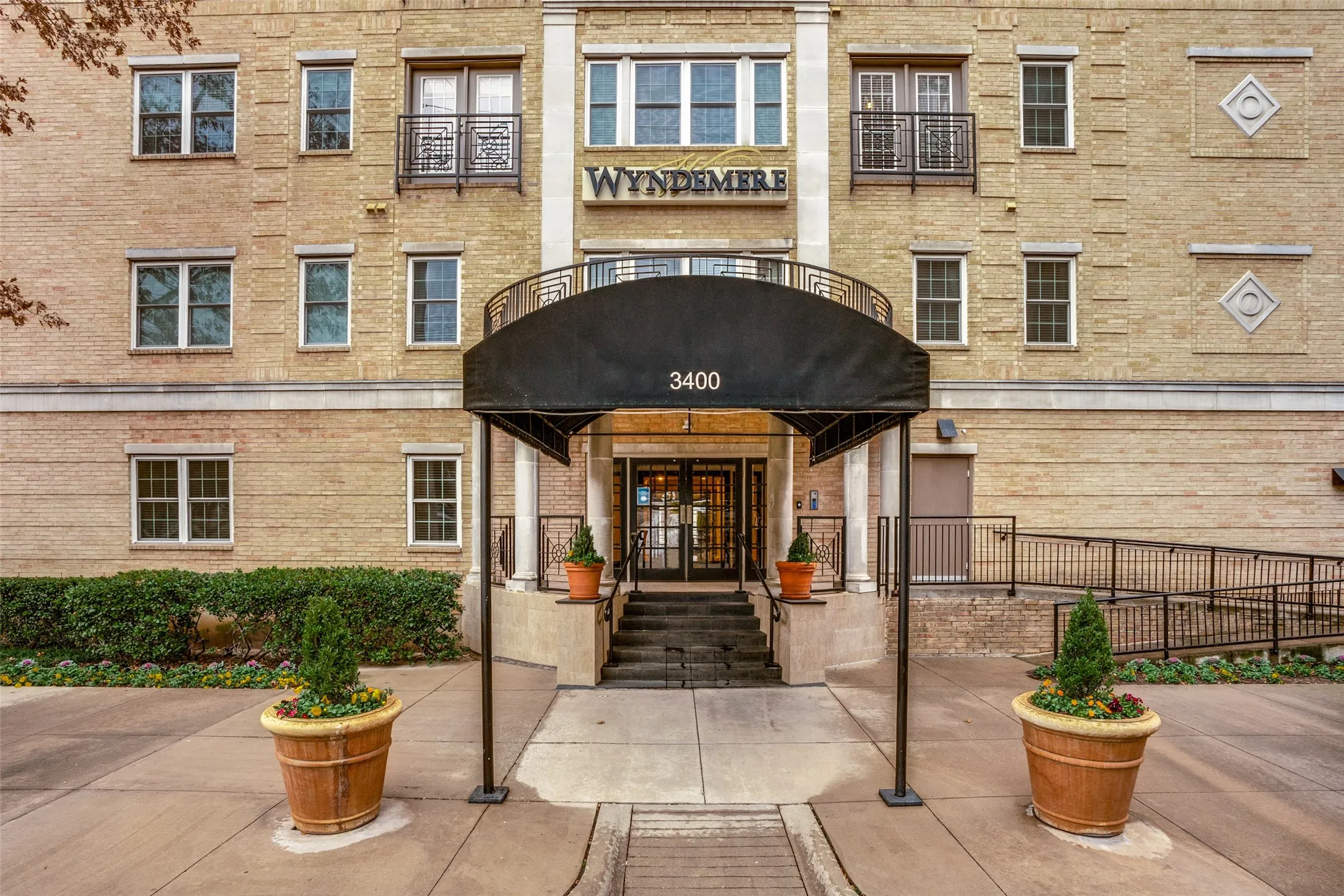 Condominium For Sale in Dallas County , 3400 Welborn Street 208, Dallas, Texas 75219, 2 Bedroom, 2 Bathroom, 2 Garage spaces, 1,226 Sqft, built in 1998, mls#21347161, Real Estate Agent in Dallas, Homes For Sale in Dallas county, Homes For Sale in Dallas, Realtor in Dallas Texas, Real Estate Brokerage Independent Realty Texas, Luminita Cordes Realtor