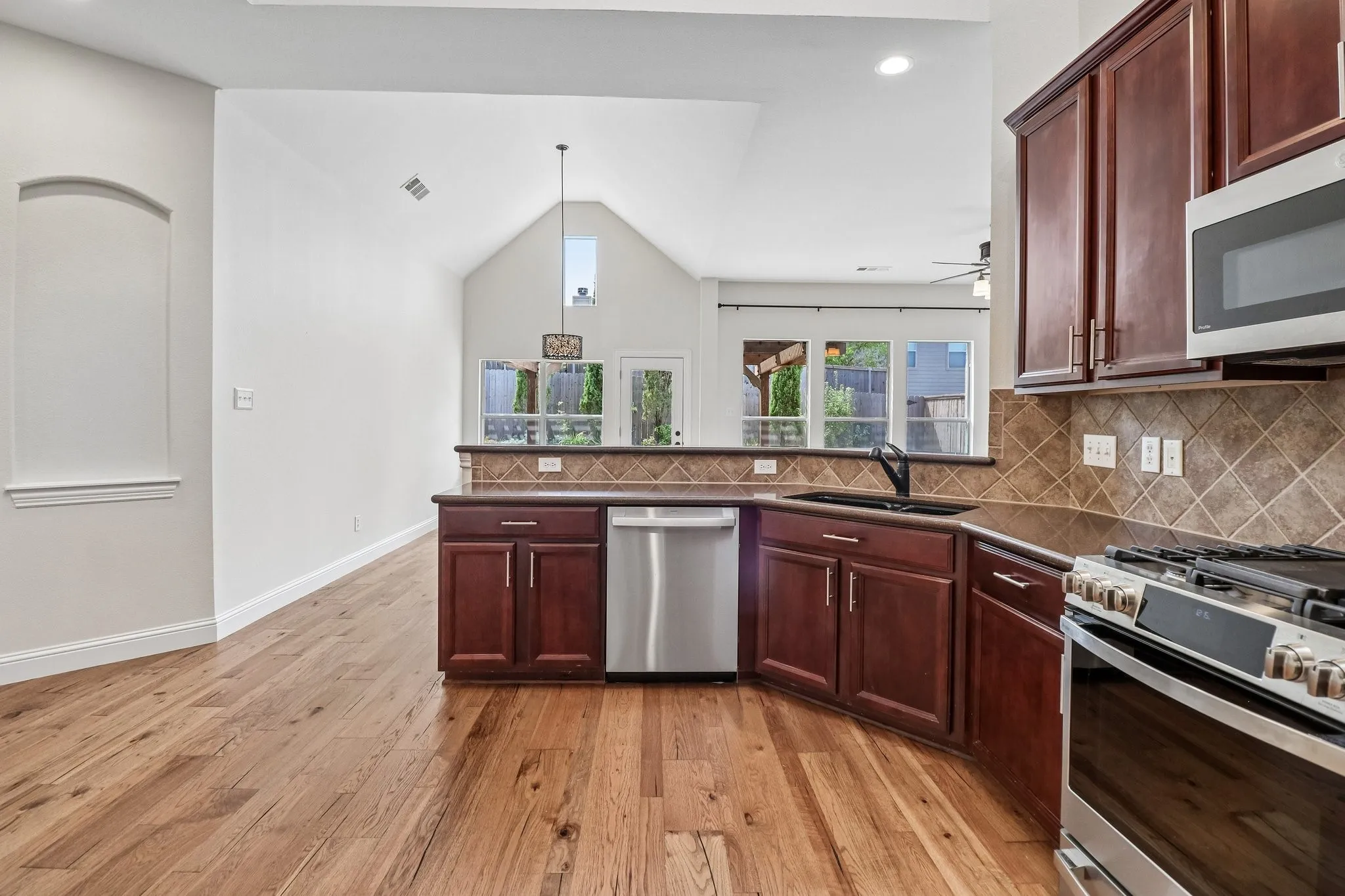 Single Family Residence For Sale in Tarrant County , 3436 Furlong Way, Fort Worth, Texas 76244, 4 Bedroom, 3 Bathroom, 2 Garage spaces, 2,541 Sqft, built in 2005, mls#21345651, Real Estate Agent in Fort Worth, Homes For Sale in Tarrant county, Homes For Sale in Fort Worth, Realtor in Fort Worth Texas, Real Estate Brokerage Independent Realty Texas, Luminita Cordes Realtor