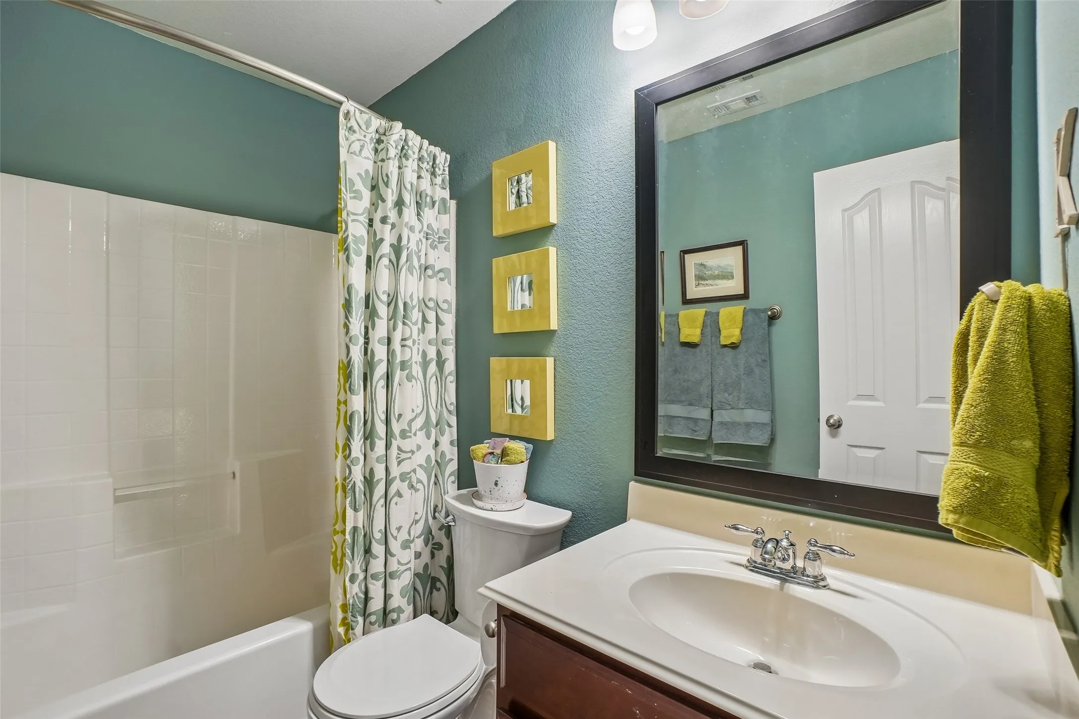 The full bathroom downstairs.