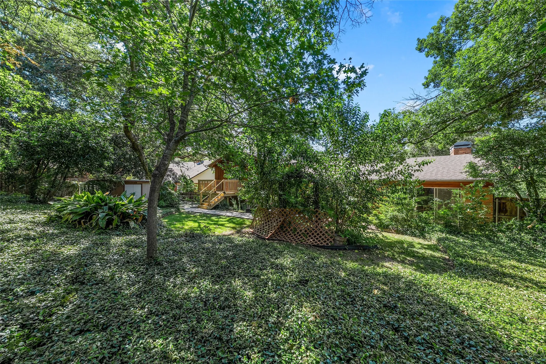 Single Family Residence For Sale in Mc Lennan County , 2624 Eldridge Lane, Waco, Texas 76710, 3 Bedroom, 3 Bathroom, 2 Garage spaces, 2,498 Sqft, built in 1976, mls#21346989, Real Estate Agent in Waco, Homes For Sale in Mc Lennan county, Homes For Sale in Waco, Realtor in Waco Texas, Real Estate Brokerage Independent Realty Texas, Luminita Cordes Realtor
