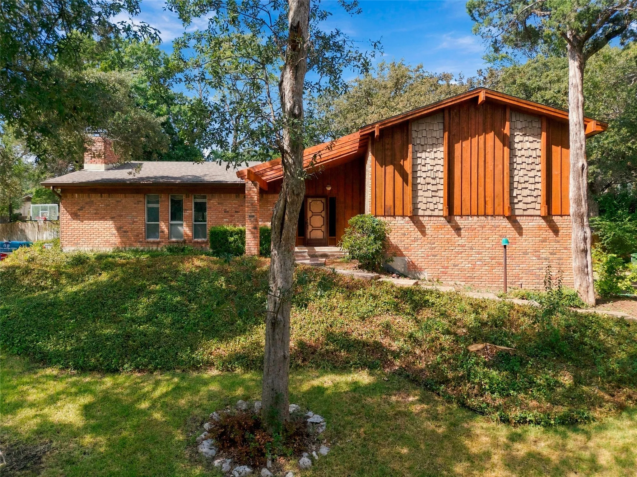 Single Family Residence For Sale in Mc Lennan County , 2624 Eldridge Lane, Waco, Texas 76710, 3 Bedroom, 3 Bathroom, 2 Garage spaces, 2,498 Sqft, built in 1976, mls#21346989, Real Estate Agent in Waco, Homes For Sale in Mc Lennan county, Homes For Sale in Waco, Realtor in Waco Texas, Real Estate Brokerage Independent Realty Texas, Luminita Cordes Realtor