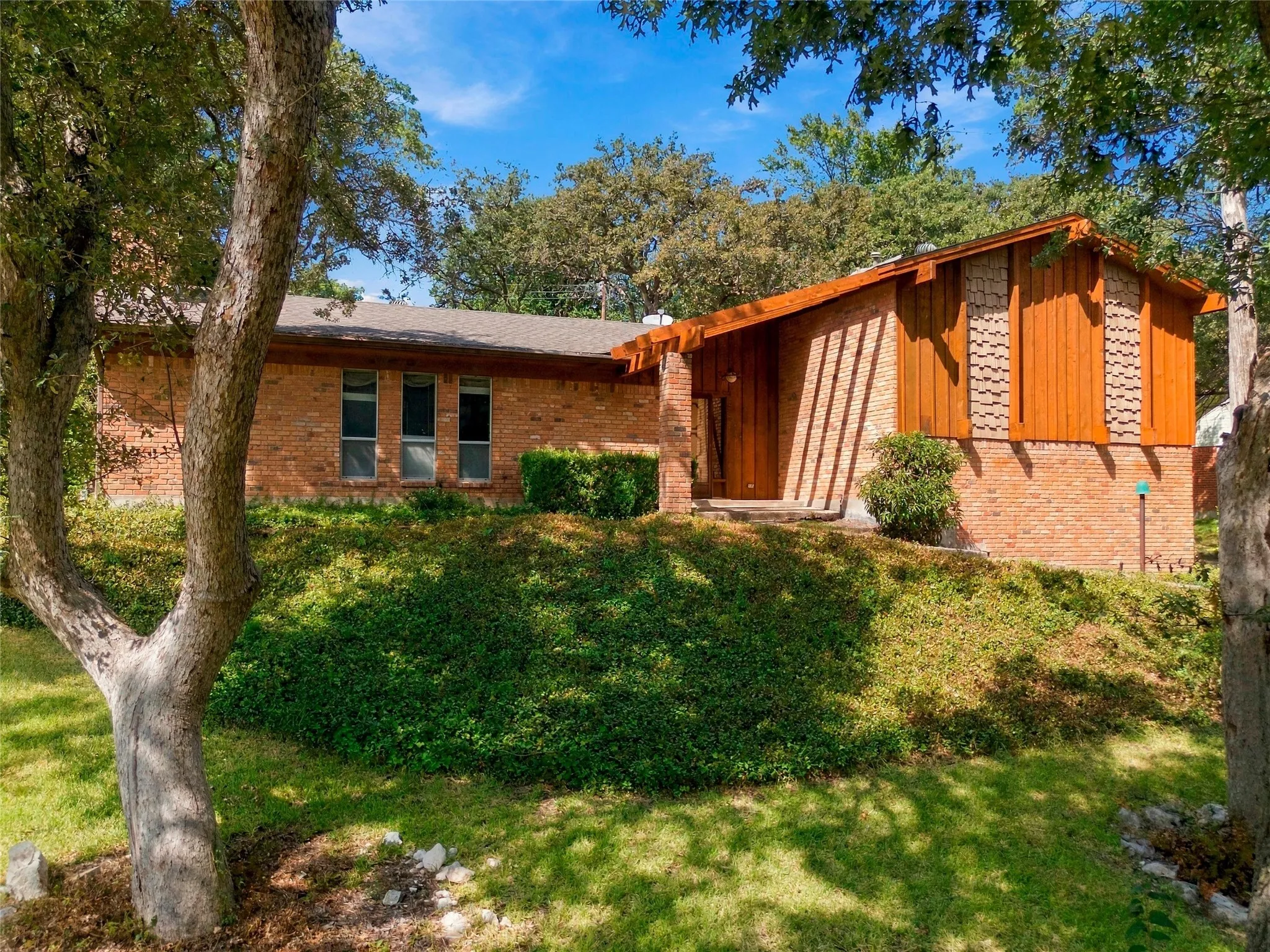 Single Family Residence For Sale in Mc Lennan County , 2624 Eldridge Lane, Waco, Texas 76710, 3 Bedroom, 3 Bathroom, 2 Garage spaces, 2,498 Sqft, built in 1976, mls#21346989, Real Estate Agent in Waco, Homes For Sale in Mc Lennan county, Homes For Sale in Waco, Realtor in Waco Texas, Real Estate Brokerage Independent Realty Texas, Luminita Cordes Realtor