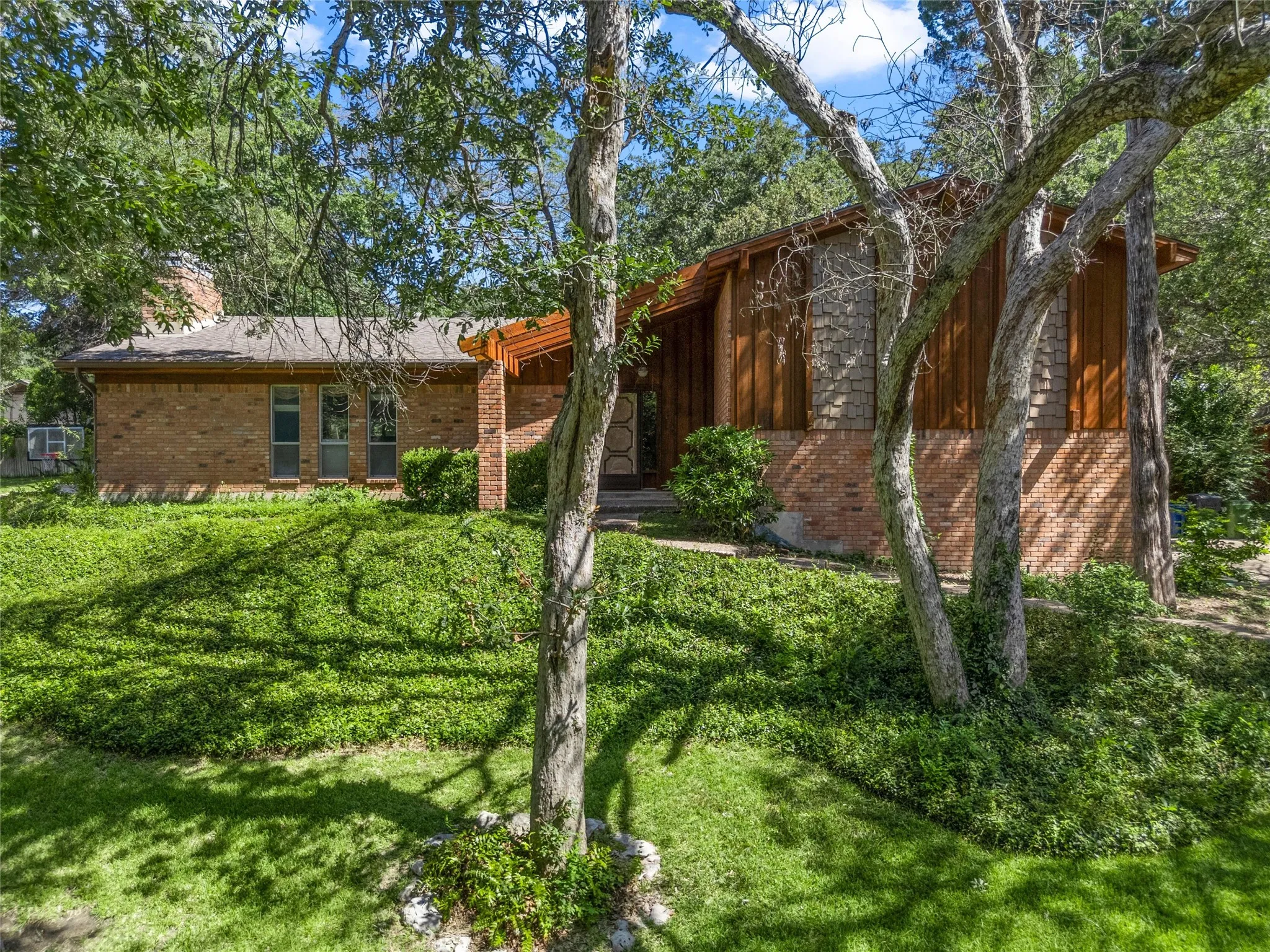 Single Family Residence For Sale in Mc Lennan County , 2624 Eldridge Lane, Waco, Texas 76710, 3 Bedroom, 3 Bathroom, 2 Garage spaces, 2,498 Sqft, built in 1976, mls#21346989, Real Estate Agent in Waco, Homes For Sale in Mc Lennan county, Homes For Sale in Waco, Realtor in Waco Texas, Real Estate Brokerage Independent Realty Texas, Luminita Cordes Realtor