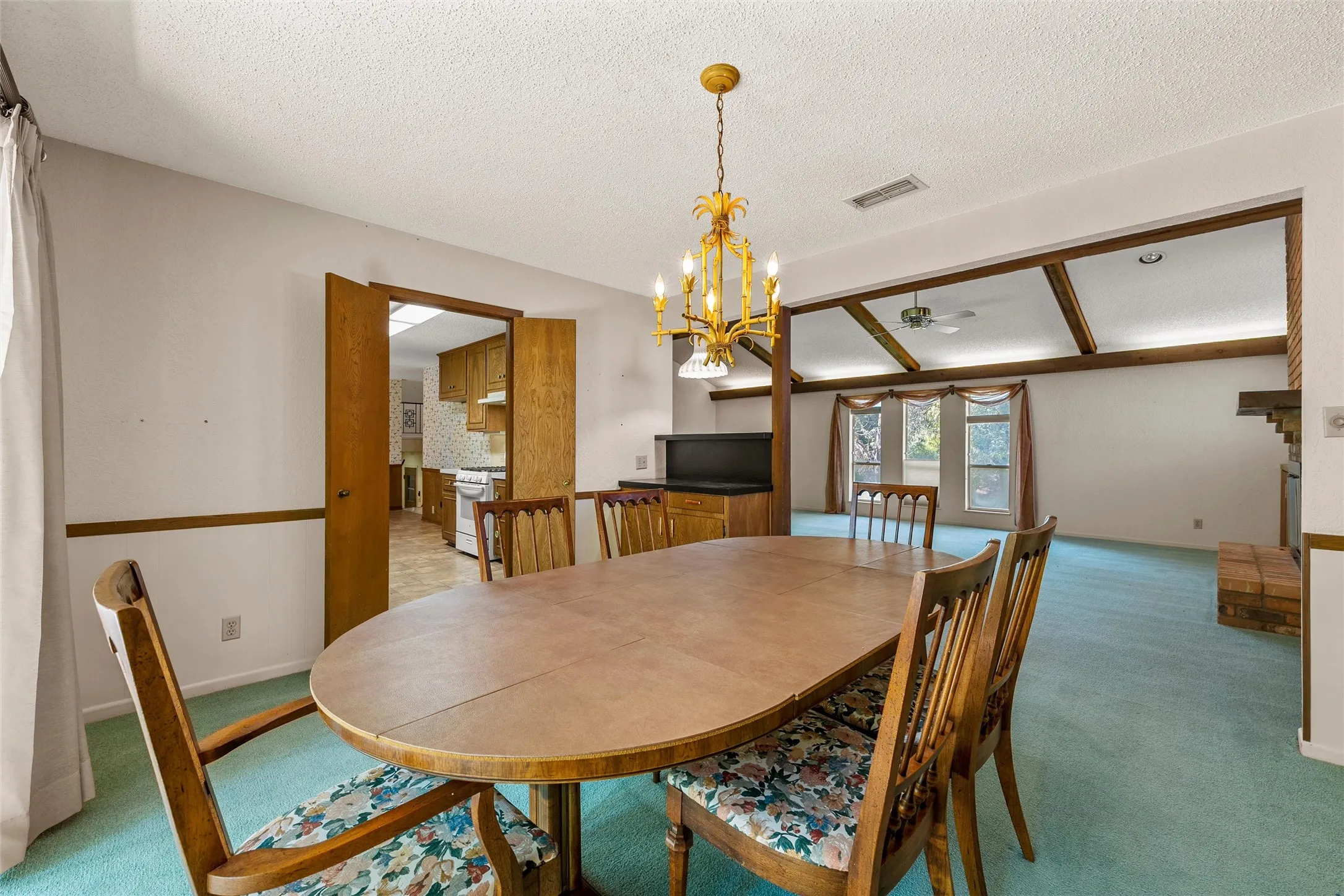 Single Family Residence For Sale in Mc Lennan County , 2624 Eldridge Lane, Waco, Texas 76710, 3 Bedroom, 3 Bathroom, 2 Garage spaces, 2,498 Sqft, built in 1976, mls#21346989, Real Estate Agent in Waco, Homes For Sale in Mc Lennan county, Homes For Sale in Waco, Realtor in Waco Texas, Real Estate Brokerage Independent Realty Texas, Luminita Cordes Realtor