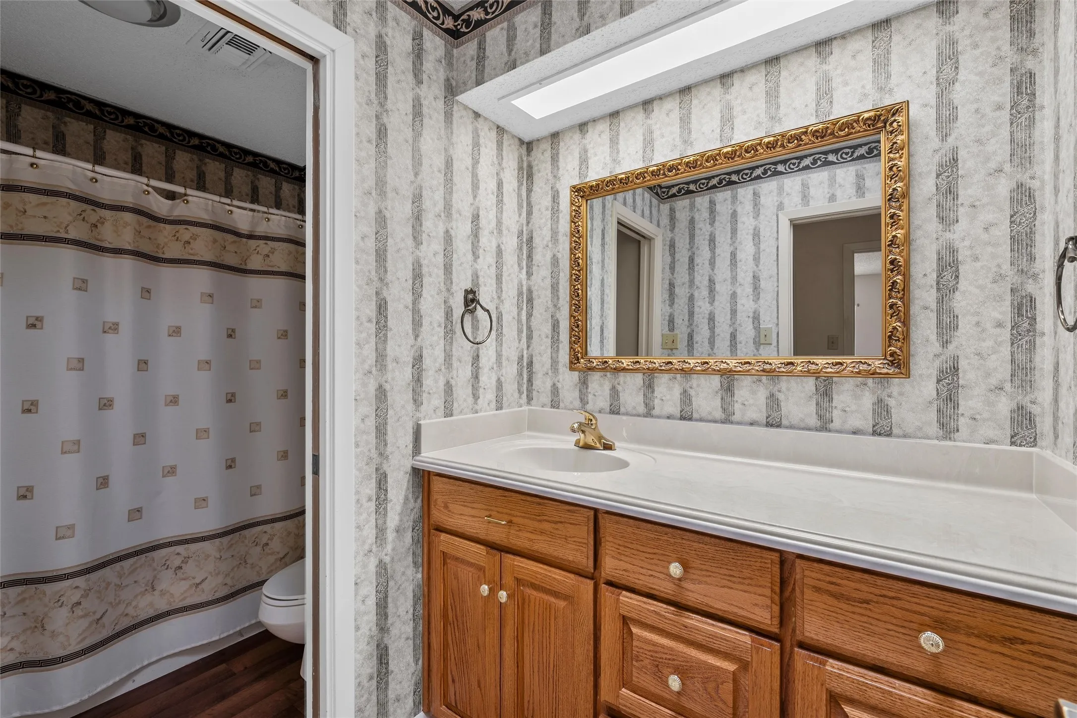 Single Family Residence For Sale in Mc Lennan County , 2624 Eldridge Lane, Waco, Texas 76710, 3 Bedroom, 3 Bathroom, 2 Garage spaces, 2,498 Sqft, built in 1976, mls#21346989, Real Estate Agent in Waco, Homes For Sale in Mc Lennan county, Homes For Sale in Waco, Realtor in Waco Texas, Real Estate Brokerage Independent Realty Texas, Luminita Cordes Realtor