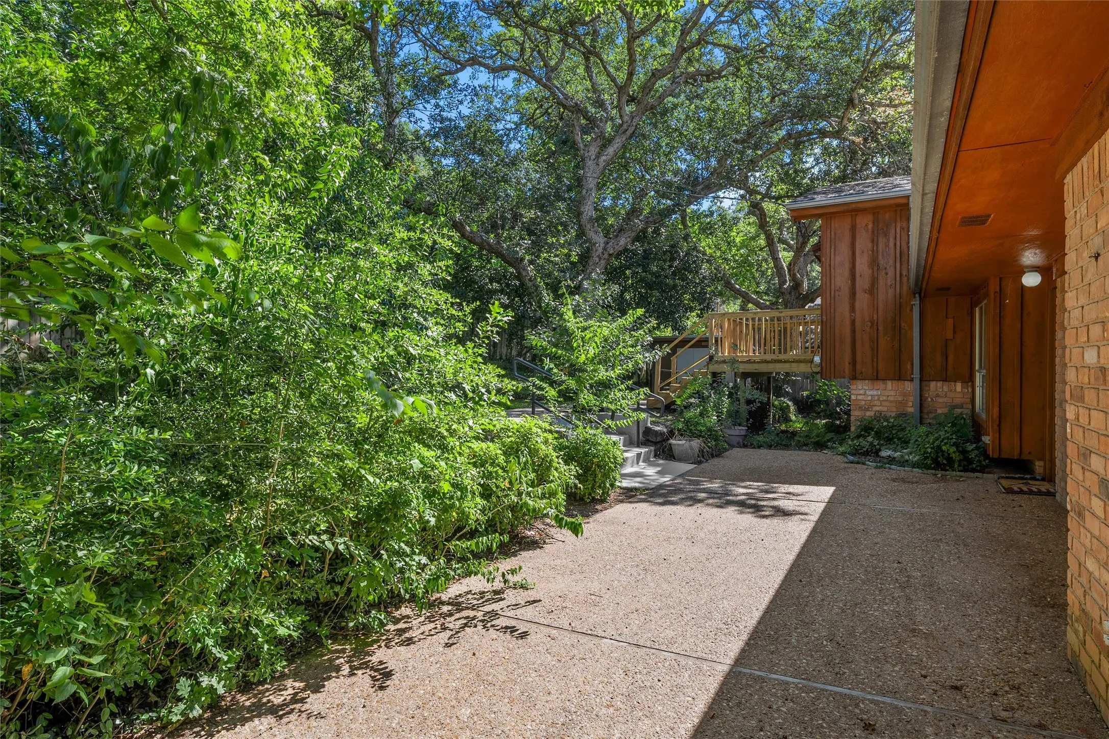 Single Family Residence For Sale in Mc Lennan County , 2624 Eldridge Lane, Waco, Texas 76710, 3 Bedroom, 3 Bathroom, 2 Garage spaces, 2,498 Sqft, built in 1976, mls#21346989, Real Estate Agent in Waco, Homes For Sale in Mc Lennan county, Homes For Sale in Waco, Realtor in Waco Texas, Real Estate Brokerage Independent Realty Texas, Luminita Cordes Realtor