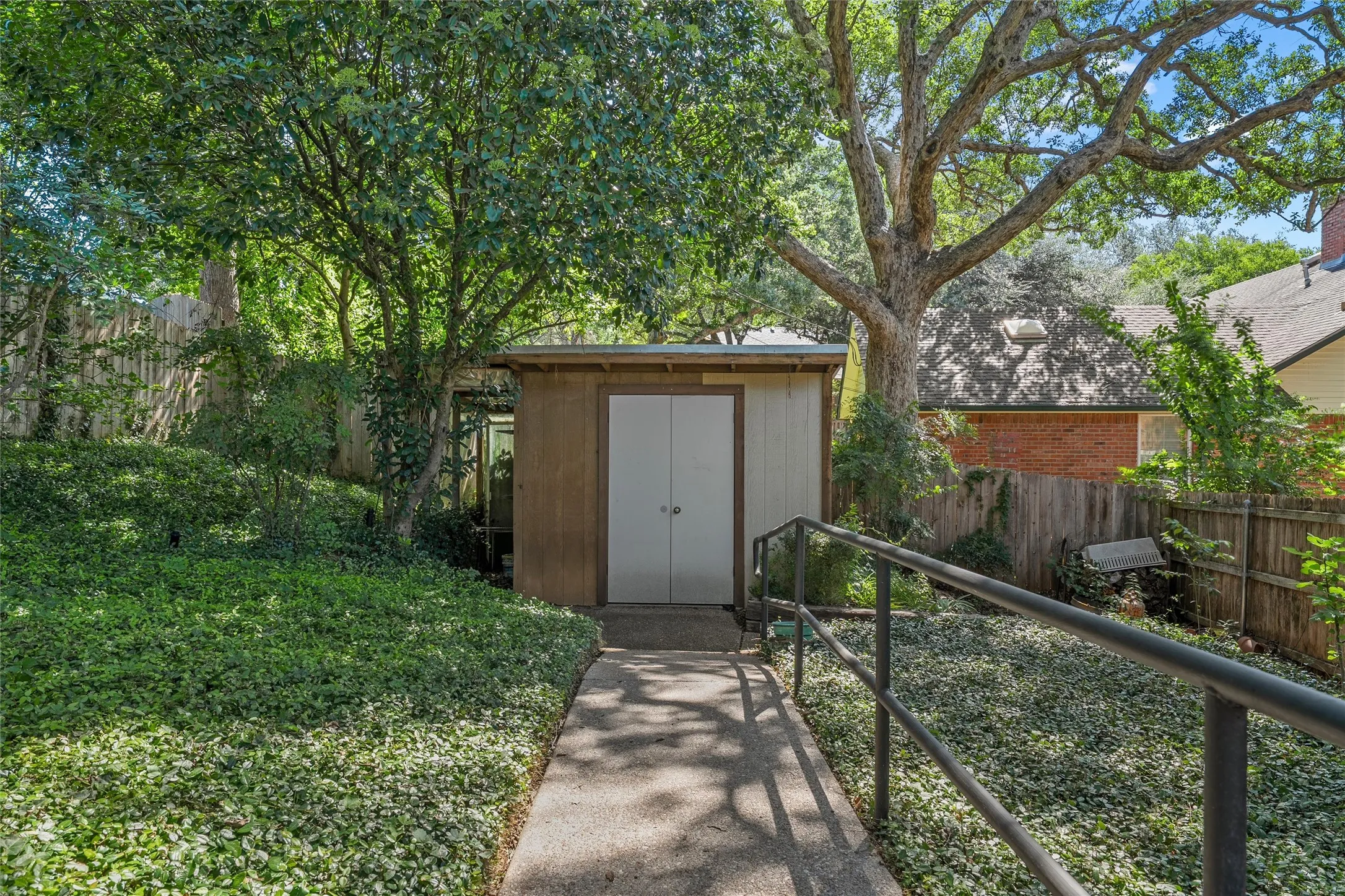 Single Family Residence For Sale in Mc Lennan County , 2624 Eldridge Lane, Waco, Texas 76710, 3 Bedroom, 3 Bathroom, 2 Garage spaces, 2,498 Sqft, built in 1976, mls#21346989, Real Estate Agent in Waco, Homes For Sale in Mc Lennan county, Homes For Sale in Waco, Realtor in Waco Texas, Real Estate Brokerage Independent Realty Texas, Luminita Cordes Realtor