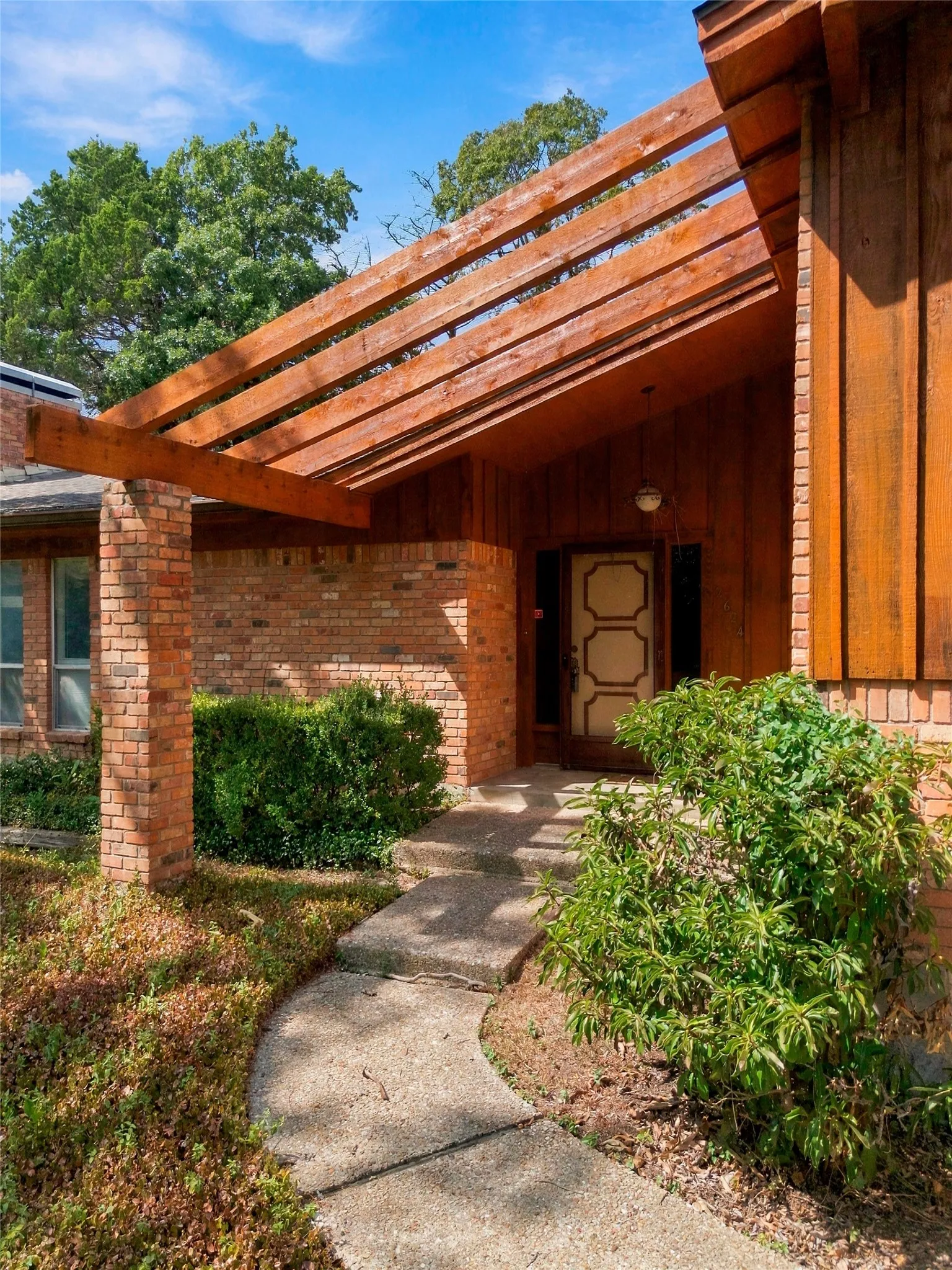 Single Family Residence For Sale in Mc Lennan County , 2624 Eldridge Lane, Waco, Texas 76710, 3 Bedroom, 3 Bathroom, 2 Garage spaces, 2,498 Sqft, built in 1976, mls#21346989, Real Estate Agent in Waco, Homes For Sale in Mc Lennan county, Homes For Sale in Waco, Realtor in Waco Texas, Real Estate Brokerage Independent Realty Texas, Luminita Cordes Realtor