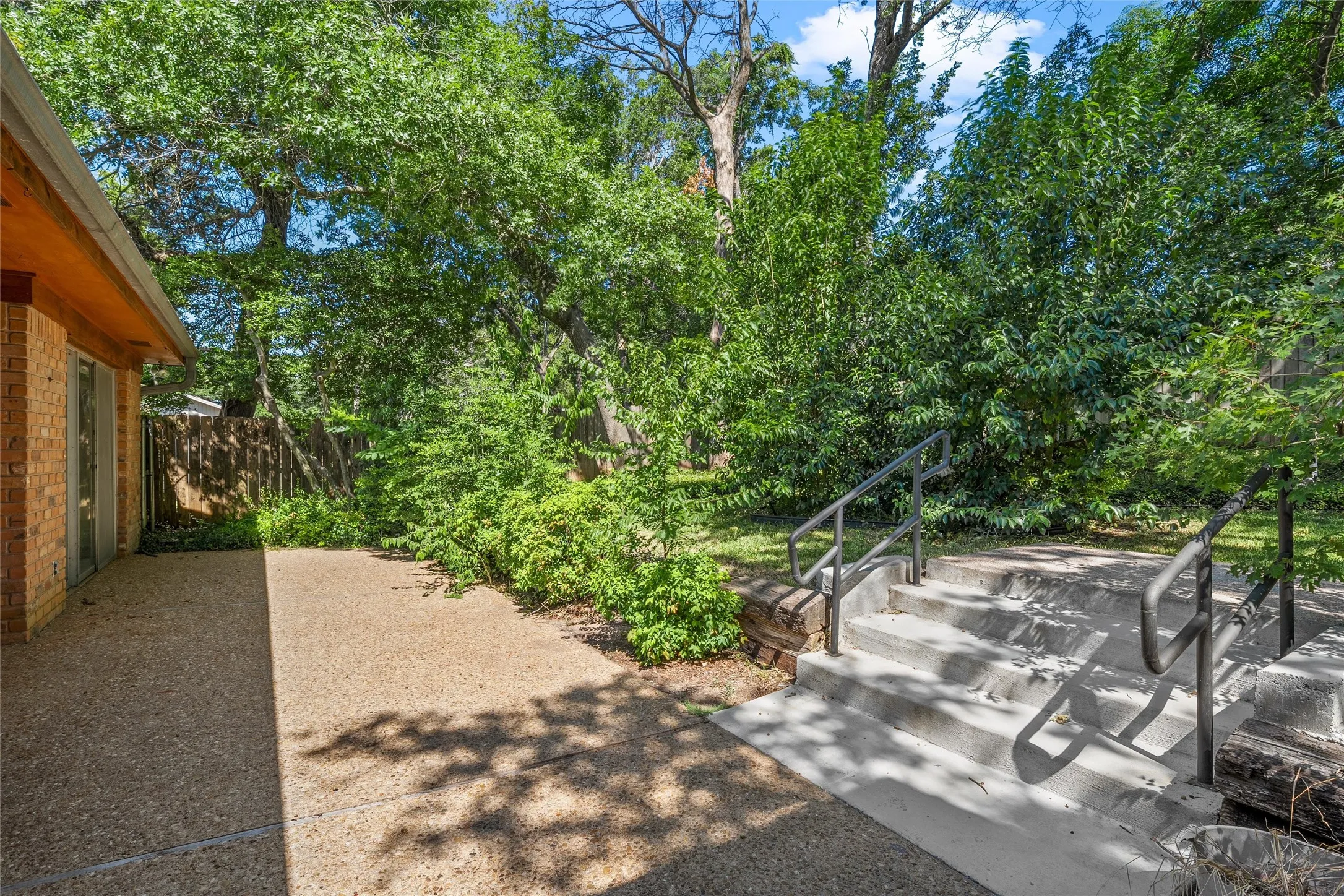 Single Family Residence For Sale in Mc Lennan County , 2624 Eldridge Lane, Waco, Texas 76710, 3 Bedroom, 3 Bathroom, 2 Garage spaces, 2,498 Sqft, built in 1976, mls#21346989, Real Estate Agent in Waco, Homes For Sale in Mc Lennan county, Homes For Sale in Waco, Realtor in Waco Texas, Real Estate Brokerage Independent Realty Texas, Luminita Cordes Realtor