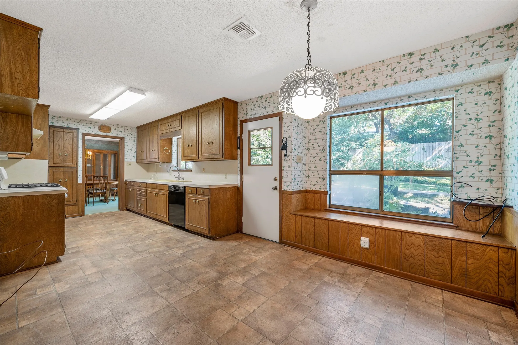 Single Family Residence For Sale in Mc Lennan County , 2624 Eldridge Lane, Waco, Texas 76710, 3 Bedroom, 3 Bathroom, 2 Garage spaces, 2,498 Sqft, built in 1976, mls#21346989, Real Estate Agent in Waco, Homes For Sale in Mc Lennan county, Homes For Sale in Waco, Realtor in Waco Texas, Real Estate Brokerage Independent Realty Texas, Luminita Cordes Realtor