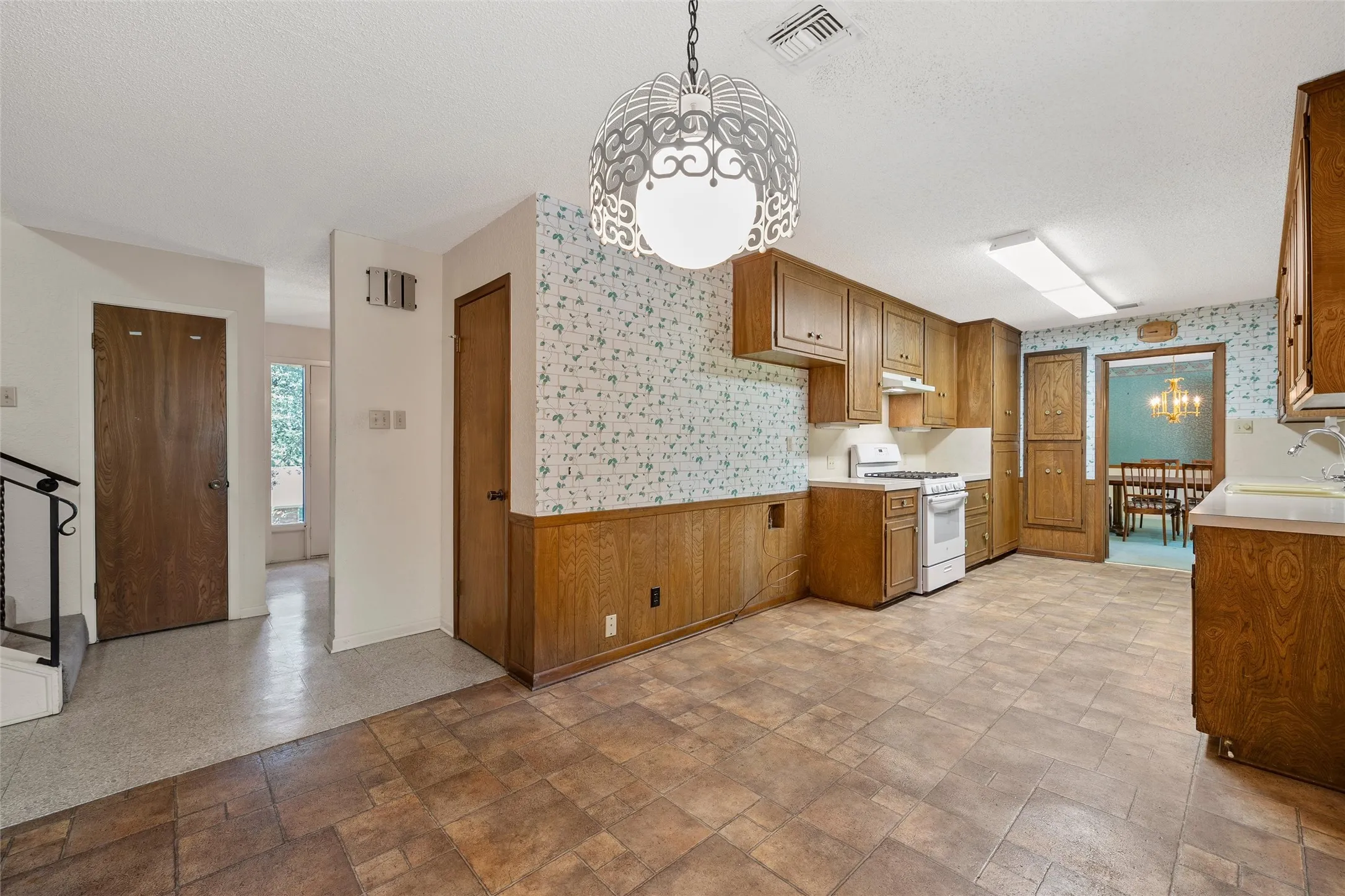 Single Family Residence For Sale in Mc Lennan County , 2624 Eldridge Lane, Waco, Texas 76710, 3 Bedroom, 3 Bathroom, 2 Garage spaces, 2,498 Sqft, built in 1976, mls#21346989, Real Estate Agent in Waco, Homes For Sale in Mc Lennan county, Homes For Sale in Waco, Realtor in Waco Texas, Real Estate Brokerage Independent Realty Texas, Luminita Cordes Realtor
