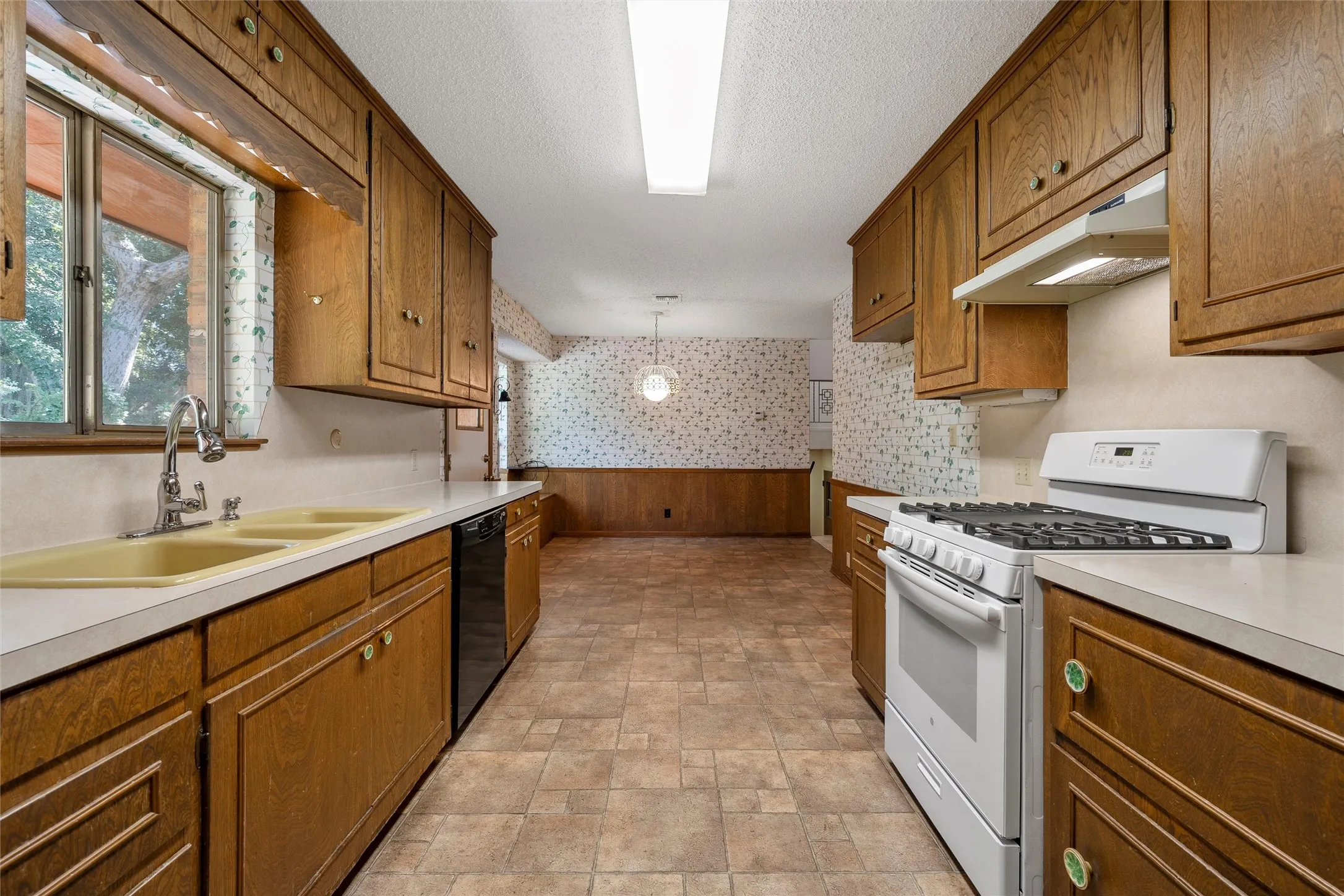 Single Family Residence For Sale in Mc Lennan County , 2624 Eldridge Lane, Waco, Texas 76710, 3 Bedroom, 3 Bathroom, 2 Garage spaces, 2,498 Sqft, built in 1976, mls#21346989, Real Estate Agent in Waco, Homes For Sale in Mc Lennan county, Homes For Sale in Waco, Realtor in Waco Texas, Real Estate Brokerage Independent Realty Texas, Luminita Cordes Realtor