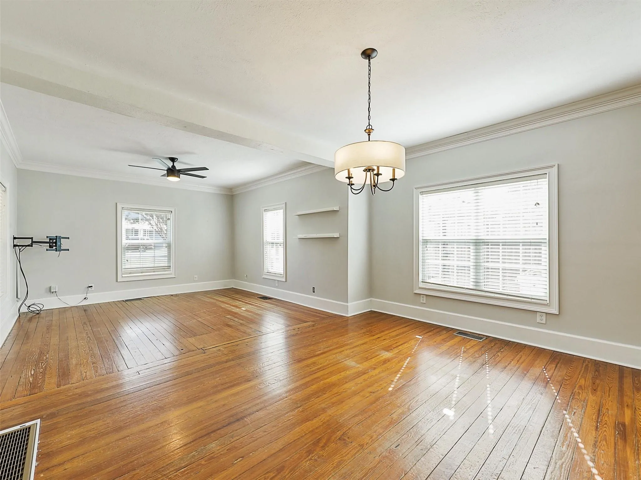 Single Family Residence For Sale in Collin County , 607 W Walnut Street, Celina, Texas 75009, 3 Bedroom, 2 Bathroom, 2 Garage spaces, 1,850 Sqft, built in 1909, mls#21337195, Real Estate Agent in Celina, Homes For Sale in Collin county, Homes For Sale in Celina, Realtor in Celina Texas, Real Estate Brokerage Independent Realty Texas, Luminita Cordes Realtor