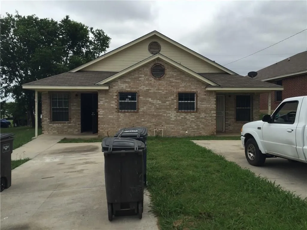 Duplex For Rent in Tarrant County , 1504 E Mulkey Street, Fort Worth, Texas 76104, 3 Bedroom, 2 Bathroom, Garage spaces, 2,208 Sqft, built in 2007, mls#21349140, Real Estate Agent in Fort Worth, Homes For Rent in Tarrant county, Homes For Rent in Fort Worth, Realtor in Fort Worth Texas, Real Estate Brokerage Independent Realty Texas, Luminita Cordes Realtor