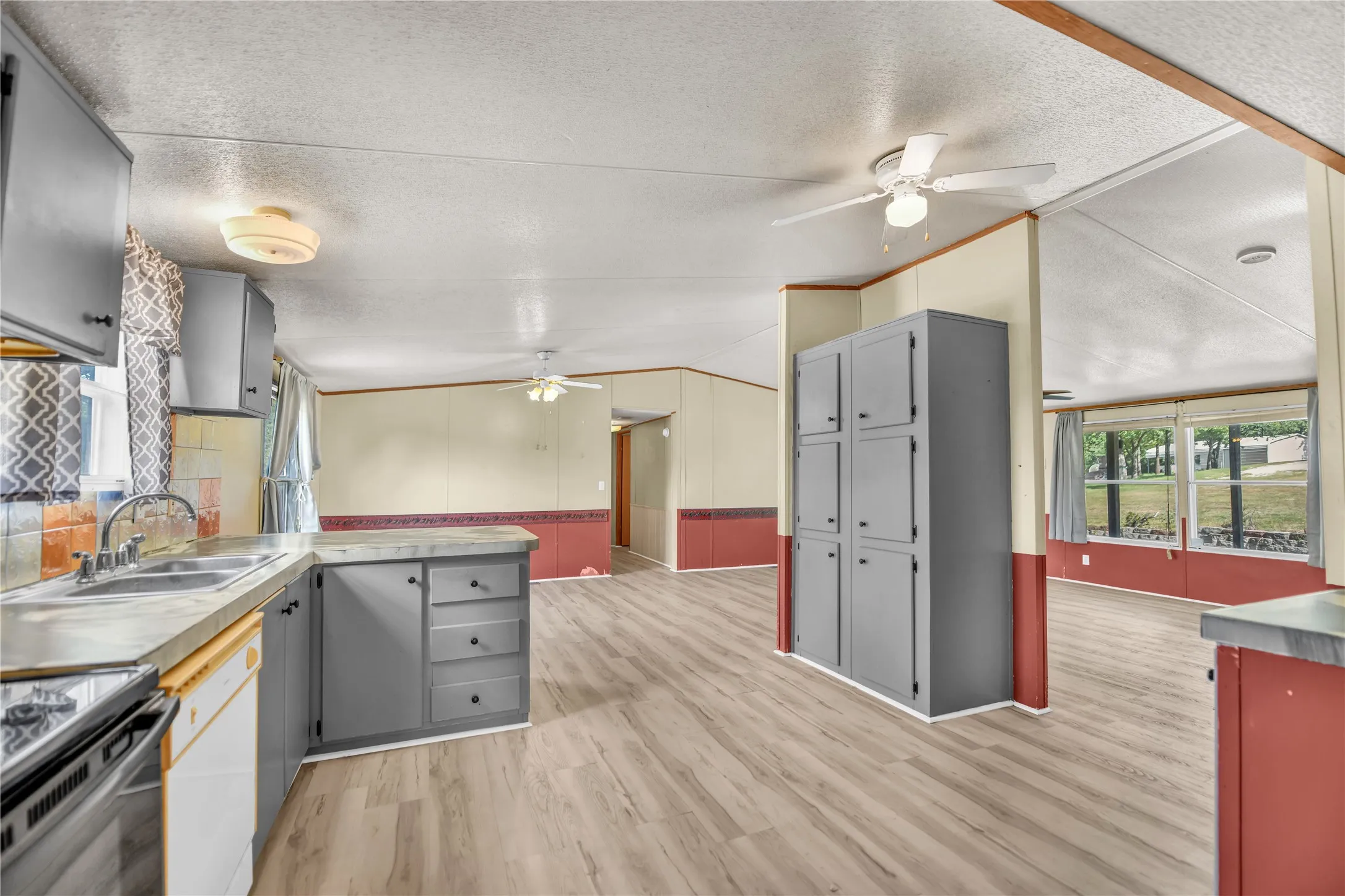 Mobile Home For Sale in Parker County , 1933 Carter Road, Springtown, Texas 76082, 4 Bedroom, 2 Bathroom, Garage spaces, 1,568 Sqft, built in 1996, mls#21346018, Real Estate Agent in Springtown, Homes For Sale in Parker county, Homes For Sale in Springtown, Realtor in Springtown Texas, Real Estate Brokerage Independent Realty Texas, Luminita Cordes Realtor