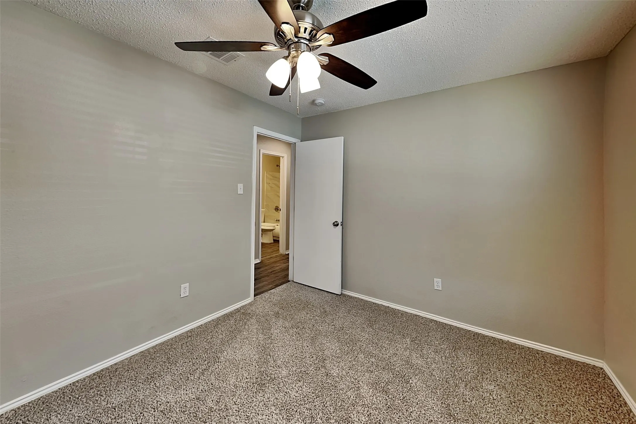 Single Family Residence For Rent in Tarrant County , 704 Flamingo Drive, Saginaw, Texas 76131, 3 Bedroom, 2 Bathroom, 2 Garage spaces, 1,532 Sqft, built in 2004, mls#21349157, Real Estate Agent in Saginaw, Homes For Rent in Tarrant county, Homes For Rent in Saginaw, Realtor in Saginaw Texas, Real Estate Brokerage Independent Realty Texas, Luminita Cordes Realtor