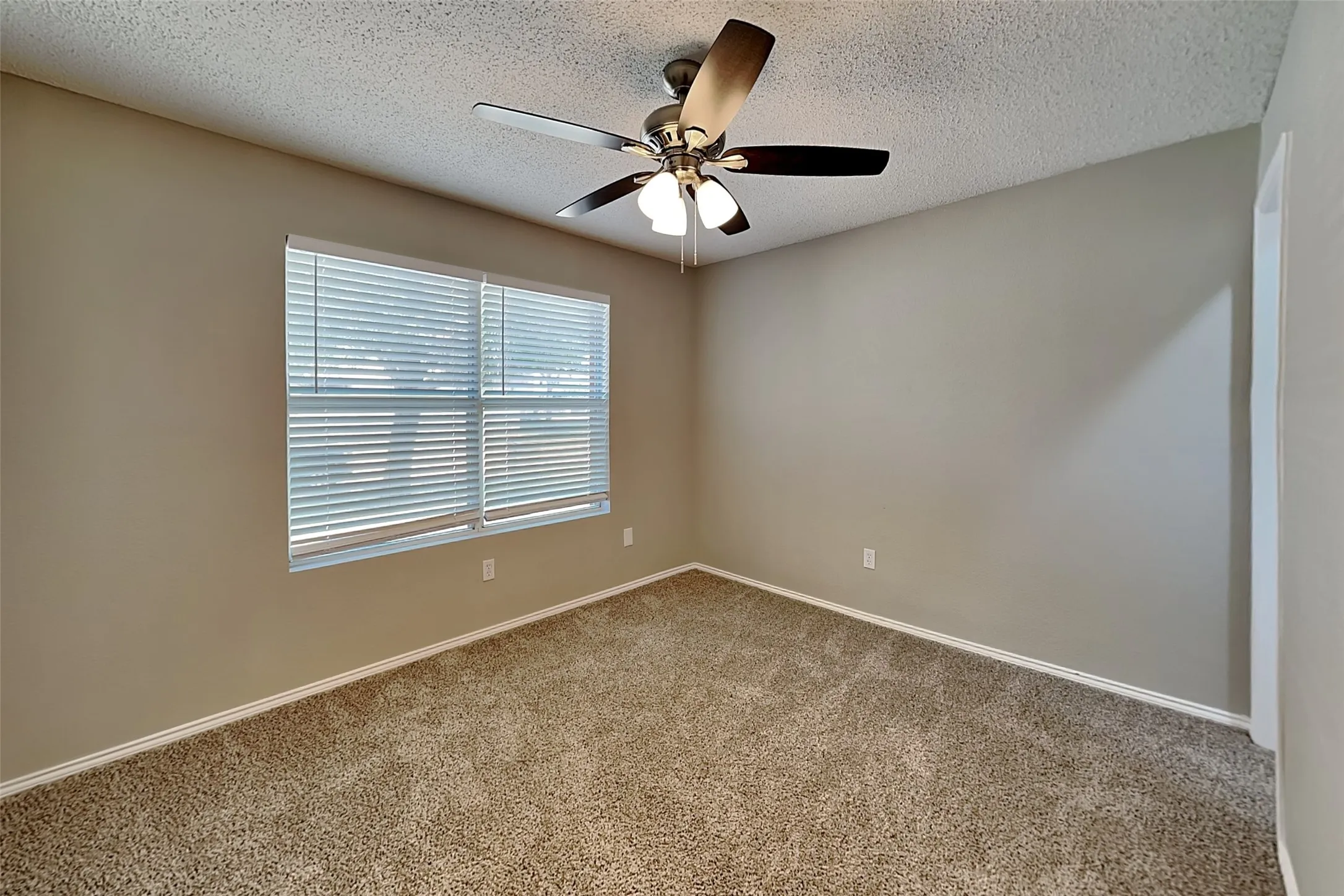 Single Family Residence For Rent in Tarrant County , 704 Flamingo Drive, Saginaw, Texas 76131, 3 Bedroom, 2 Bathroom, 2 Garage spaces, 1,532 Sqft, built in 2004, mls#21349157, Real Estate Agent in Saginaw, Homes For Rent in Tarrant county, Homes For Rent in Saginaw, Realtor in Saginaw Texas, Real Estate Brokerage Independent Realty Texas, Luminita Cordes Realtor