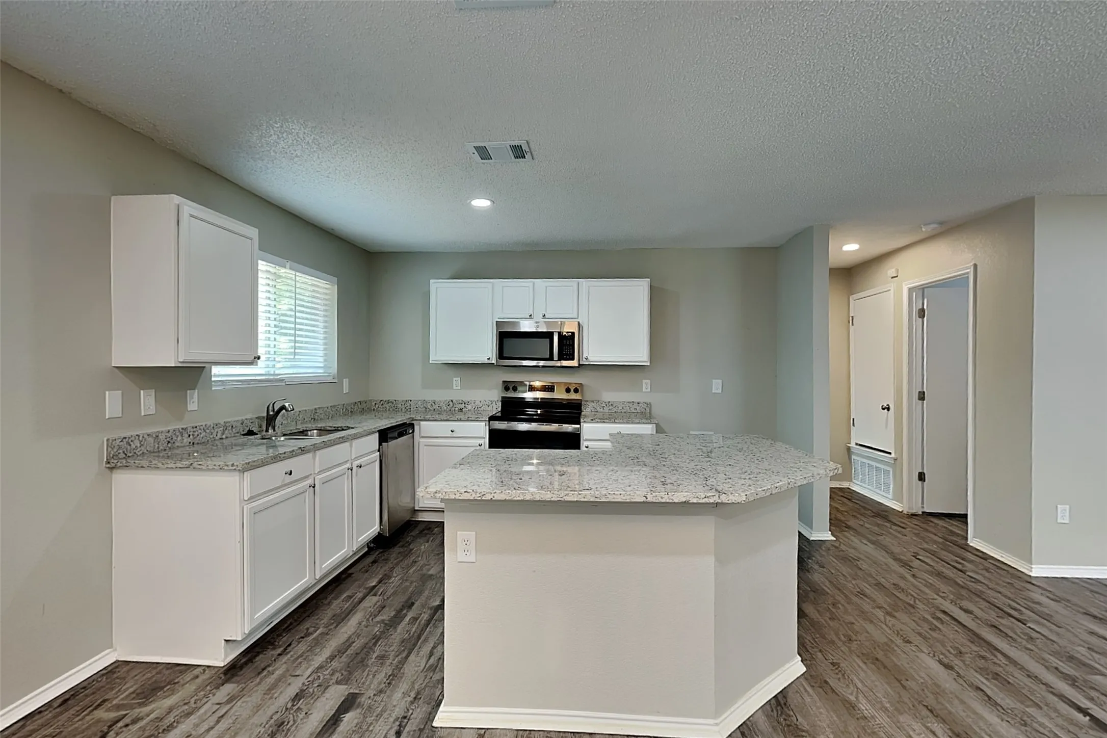 Single Family Residence For Rent in Tarrant County , 704 Flamingo Drive, Saginaw, Texas 76131, 3 Bedroom, 2 Bathroom, 2 Garage spaces, 1,532 Sqft, built in 2004, mls#21349157, Real Estate Agent in Saginaw, Homes For Rent in Tarrant county, Homes For Rent in Saginaw, Realtor in Saginaw Texas, Real Estate Brokerage Independent Realty Texas, Luminita Cordes Realtor