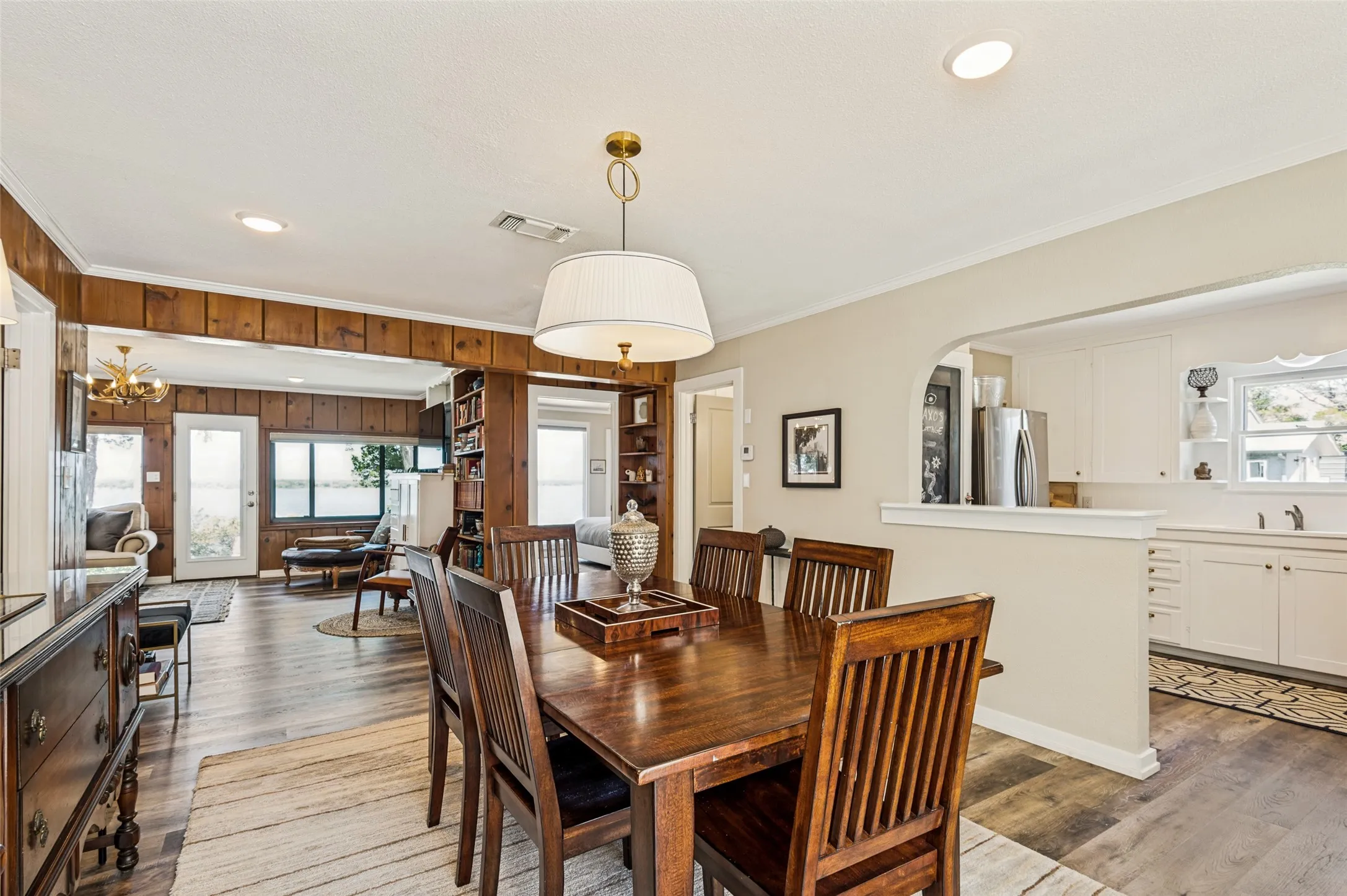 Open floor plan to living area and kitchen.
