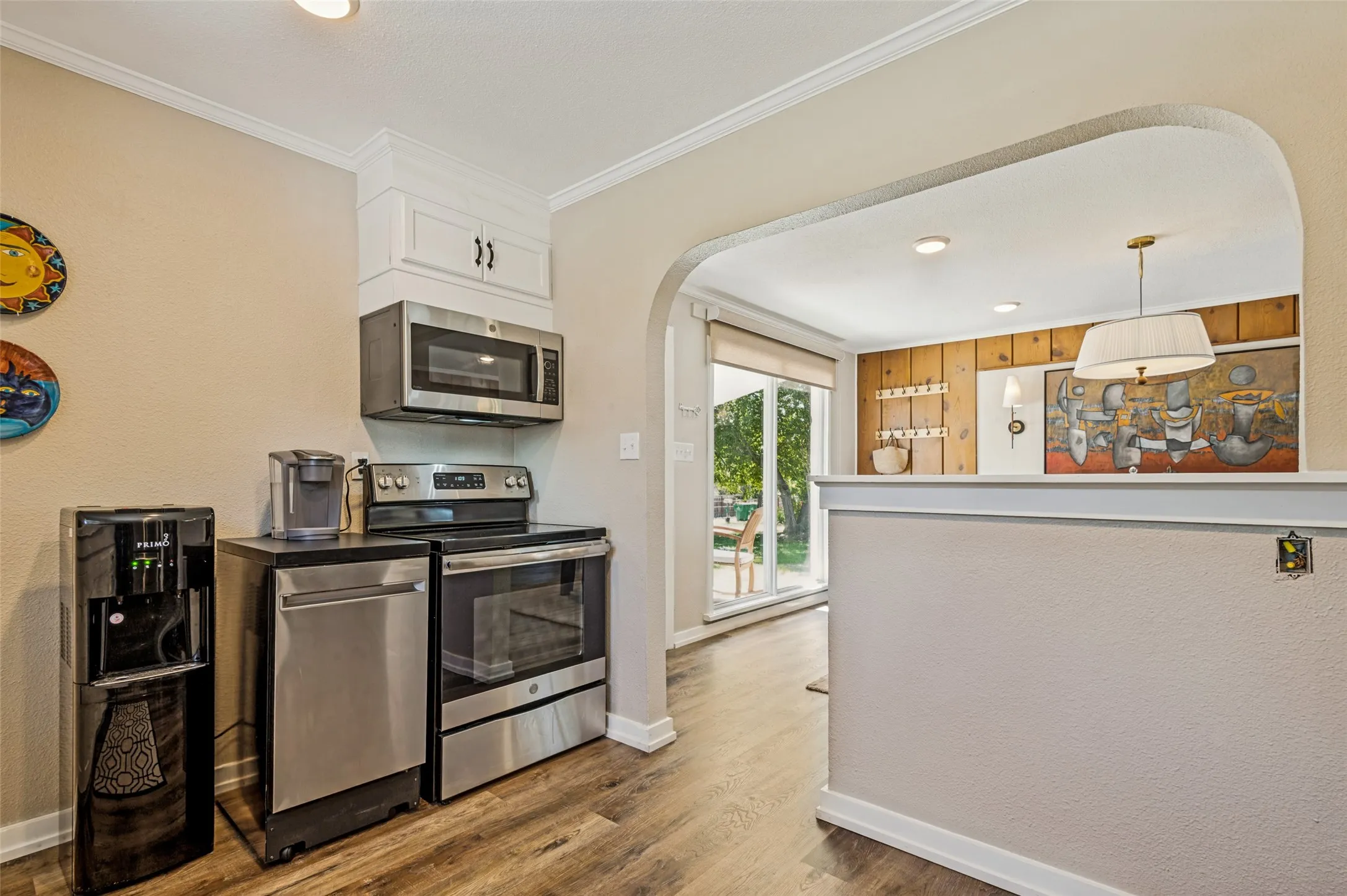 Arched opening from kitchen to full size dining area.