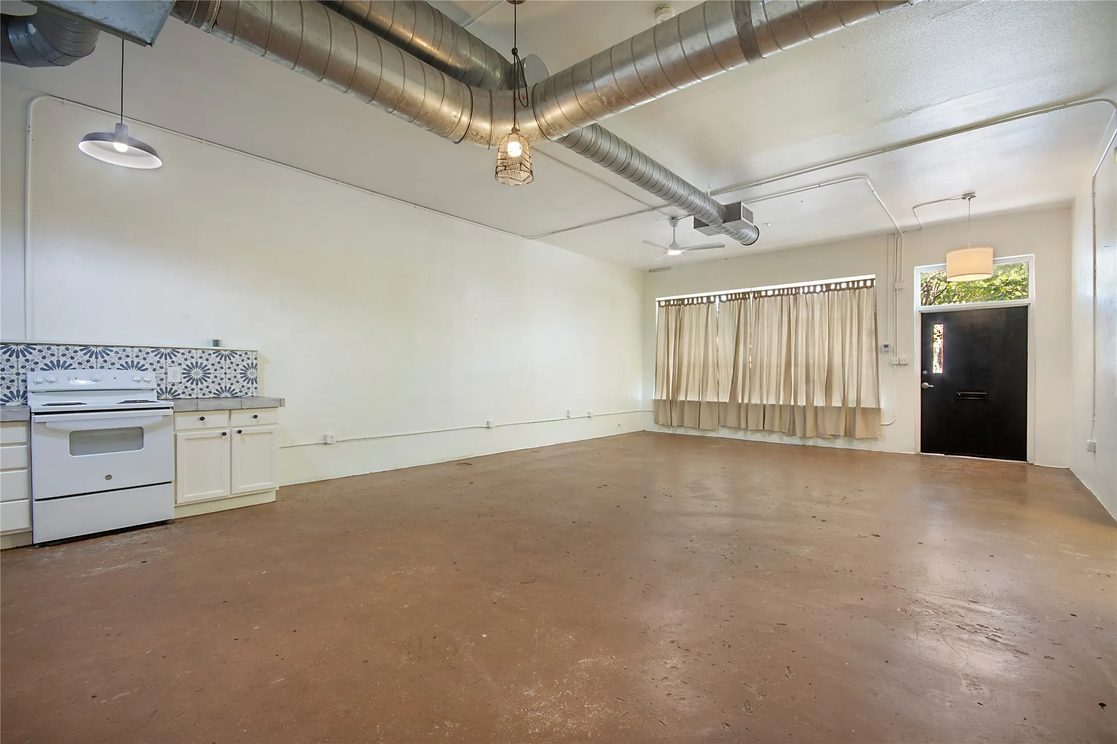 Condominium For Sale in Dallas County , 4212 Main Street, Dallas, Texas 75226, 1 Bedroom, 1 Bathroom, Garage spaces, 1,776 Sqft, built in 1952, mls#21344507, Real Estate Agent in Dallas, Homes For Sale in Dallas county, Homes For Sale in Dallas, Realtor in Dallas Texas, Real Estate Brokerage Independent Realty Texas, Luminita Cordes Realtor