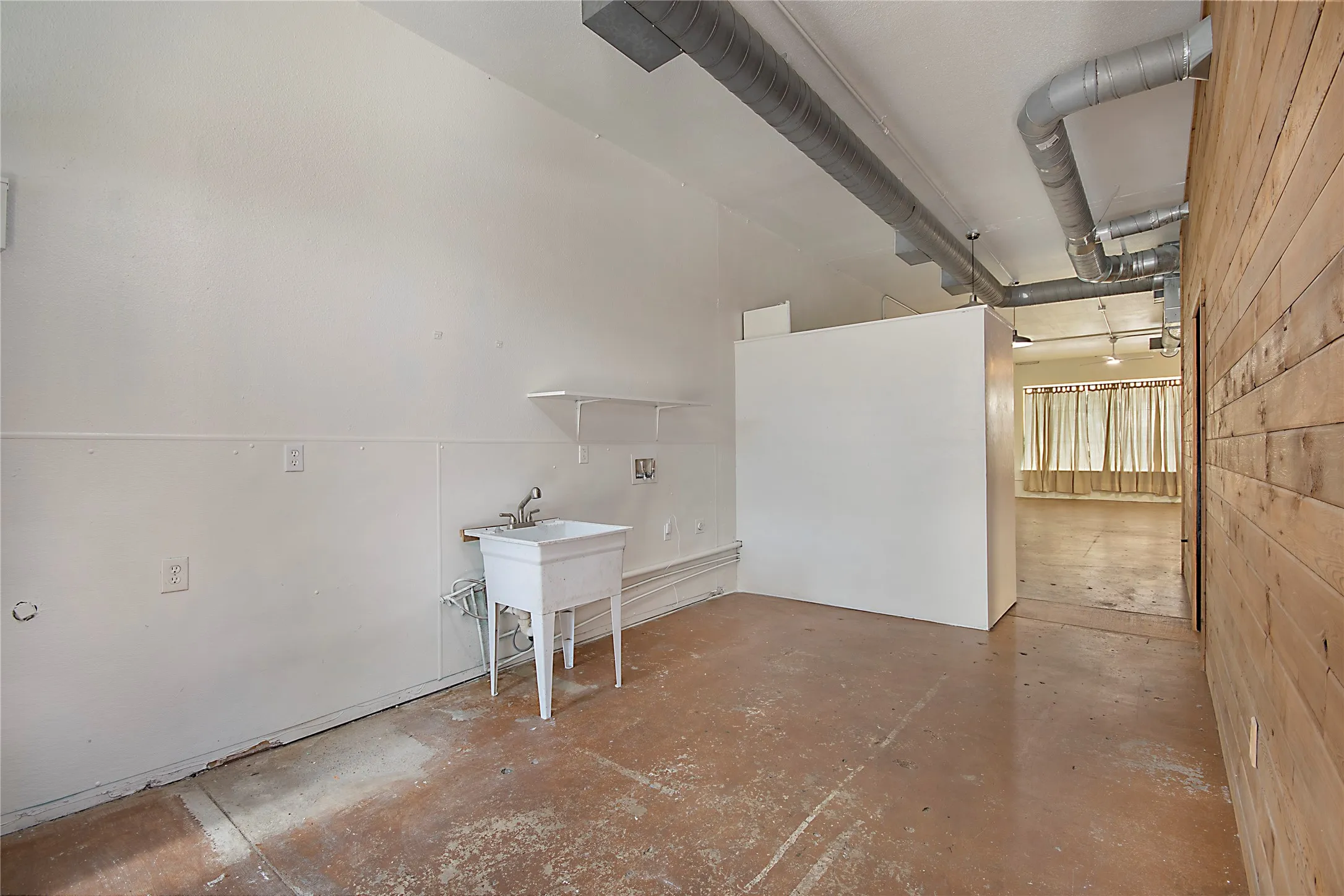 Condominium For Sale in Dallas County , 4212 Main Street, Dallas, Texas 75226, 1 Bedroom, 1 Bathroom, Garage spaces, 1,776 Sqft, built in 1952, mls#21344507, Real Estate Agent in Dallas, Homes For Sale in Dallas county, Homes For Sale in Dallas, Realtor in Dallas Texas, Real Estate Brokerage Independent Realty Texas, Luminita Cordes Realtor