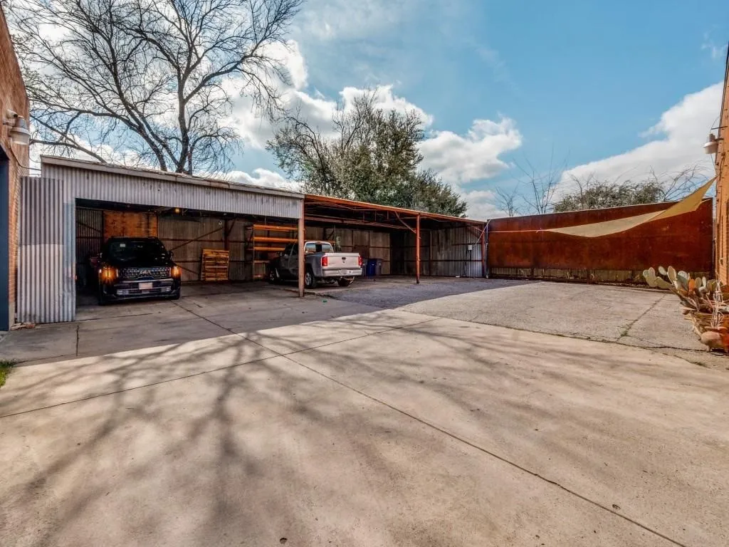 Condominium For Sale in Dallas County , 4212 Main Street, Dallas, Texas 75226, 1 Bedroom, 1 Bathroom, Garage spaces, 1,776 Sqft, built in 1952, mls#21344507, Real Estate Agent in Dallas, Homes For Sale in Dallas county, Homes For Sale in Dallas, Realtor in Dallas Texas, Real Estate Brokerage Independent Realty Texas, Luminita Cordes Realtor