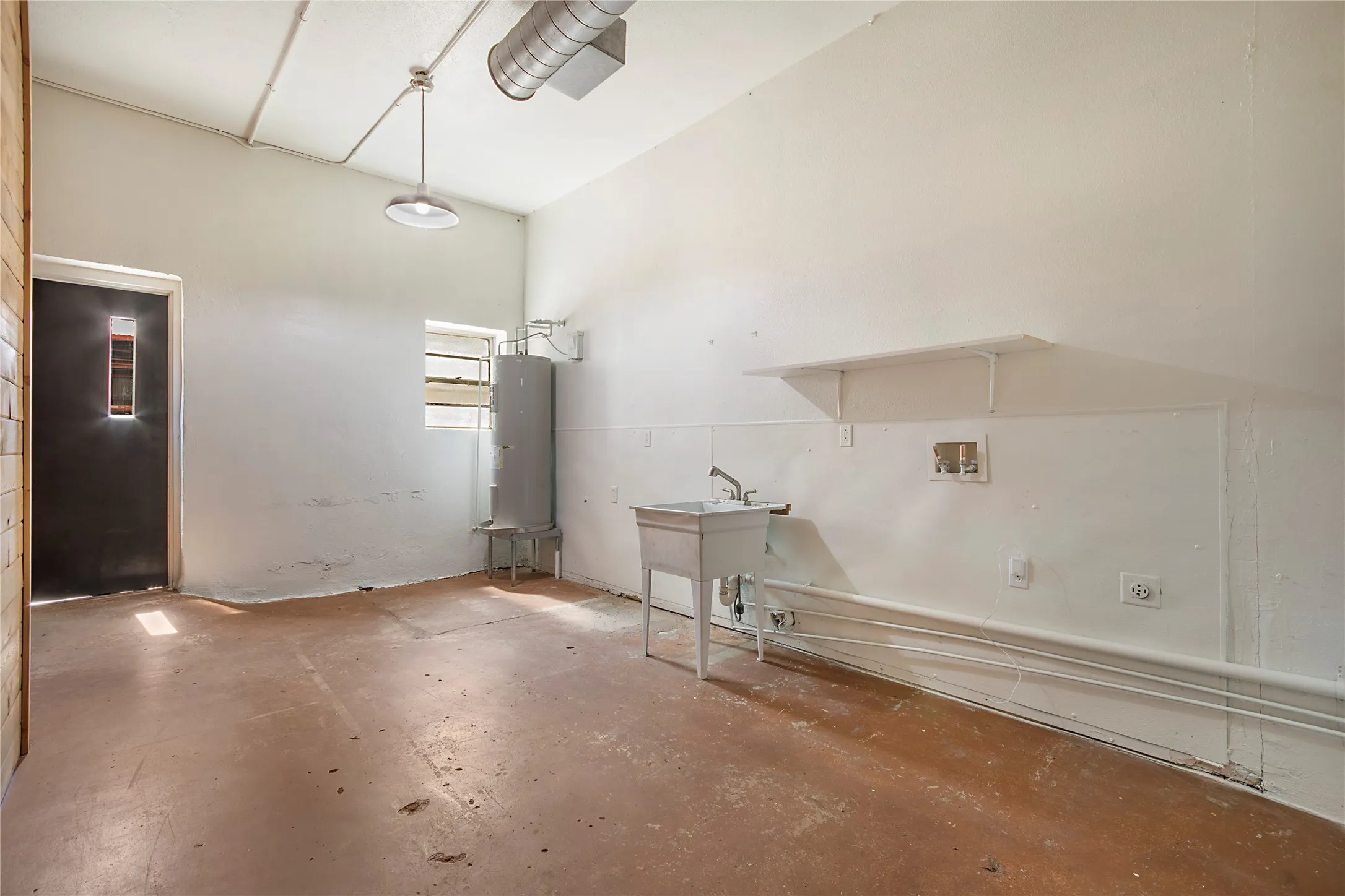 Condominium For Sale in Dallas County , 4212 Main Street, Dallas, Texas 75226, 1 Bedroom, 1 Bathroom, Garage spaces, 1,776 Sqft, built in 1952, mls#21344507, Real Estate Agent in Dallas, Homes For Sale in Dallas county, Homes For Sale in Dallas, Realtor in Dallas Texas, Real Estate Brokerage Independent Realty Texas, Luminita Cordes Realtor
