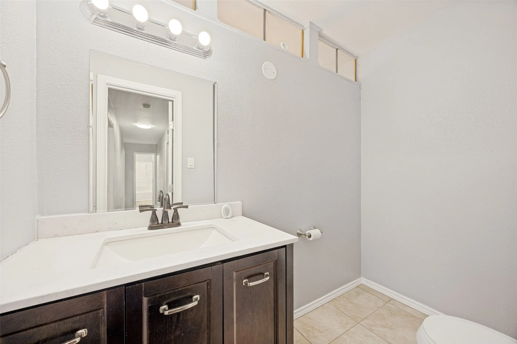 Single Family Residence For Sale in Grayson County , 1600 W Hull Street, Denison, Texas 75020, 3 Bedroom, 2 Bathroom, 1 Garage spaces, 1,904 Sqft, built in 1954, mls#21349183, Real Estate Agent in Denison, Homes For Sale in Grayson county, Homes For Sale in Denison, Realtor in Denison Texas, Real Estate Brokerage Independent Realty Texas, Luminita Cordes Realtor