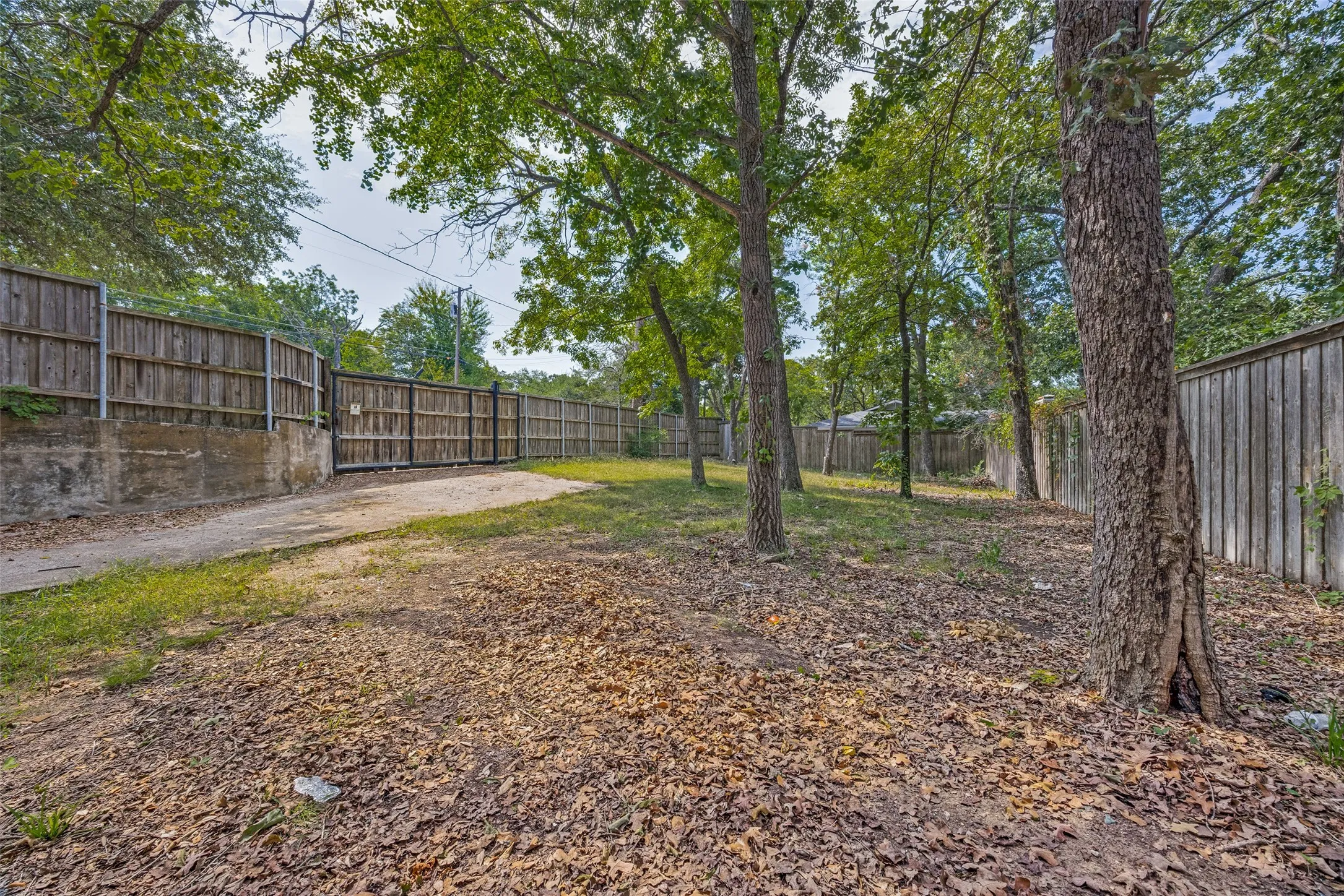 Single Family Residence For Sale in Grayson County , 1600 W Hull Street, Denison, Texas 75020, 3 Bedroom, 2 Bathroom, 1 Garage spaces, 1,904 Sqft, built in 1954, mls#21349183, Real Estate Agent in Denison, Homes For Sale in Grayson county, Homes For Sale in Denison, Realtor in Denison Texas, Real Estate Brokerage Independent Realty Texas, Luminita Cordes Realtor
