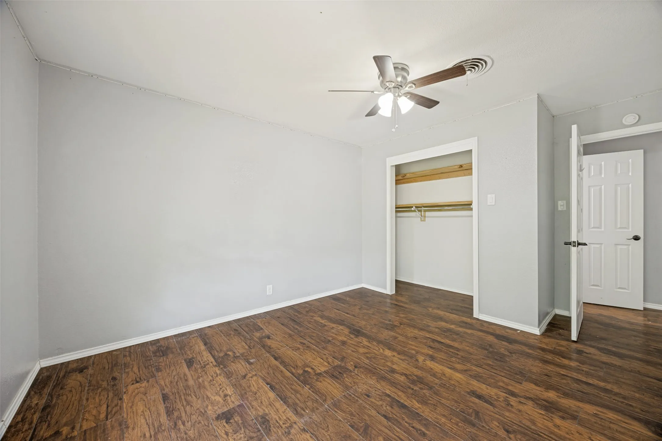 Single Family Residence For Sale in Grayson County , 1600 W Hull Street, Denison, Texas 75020, 3 Bedroom, 2 Bathroom, 1 Garage spaces, 1,904 Sqft, built in 1954, mls#21349183, Real Estate Agent in Denison, Homes For Sale in Grayson county, Homes For Sale in Denison, Realtor in Denison Texas, Real Estate Brokerage Independent Realty Texas, Luminita Cordes Realtor