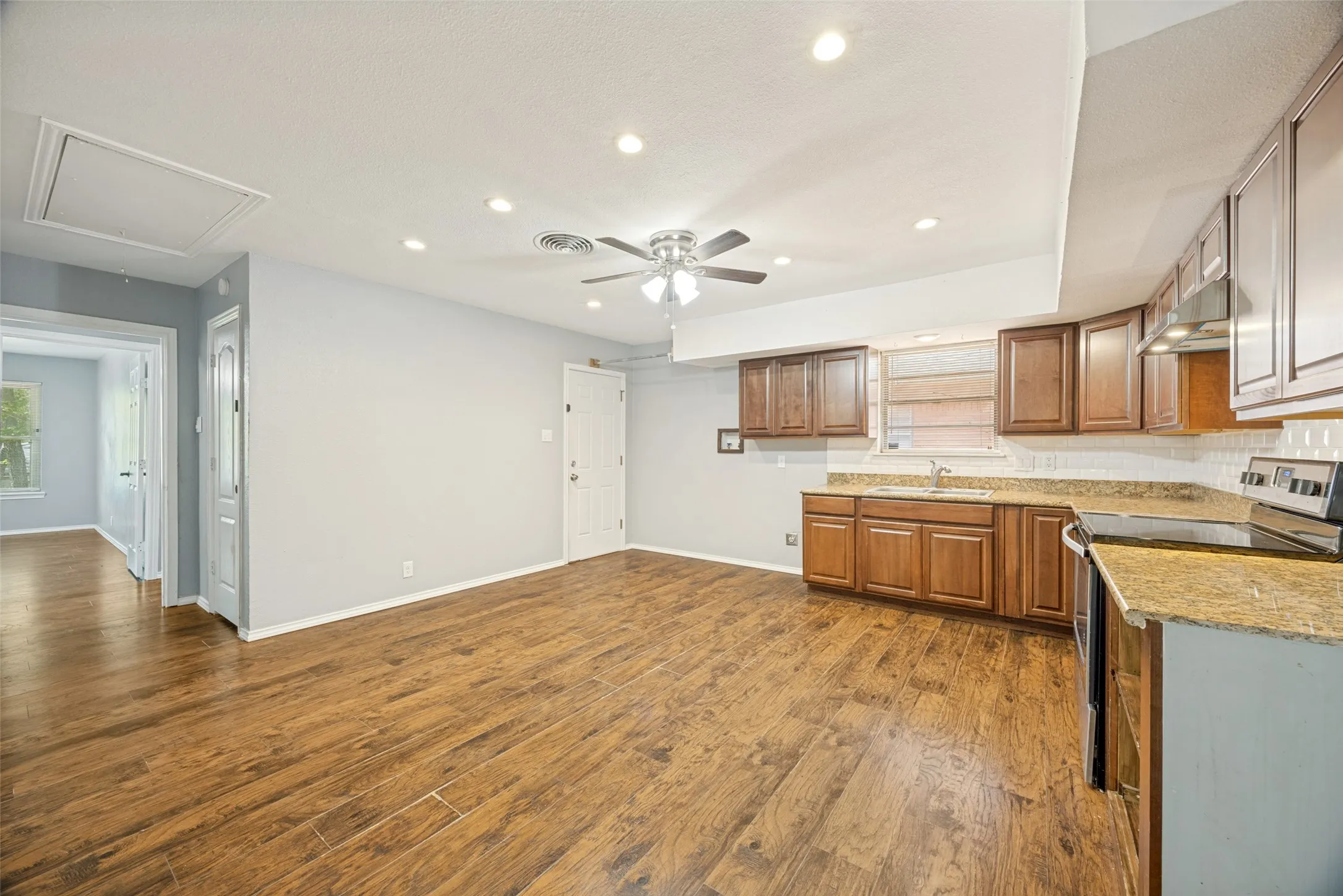 Single Family Residence For Sale in Grayson County , 1600 W Hull Street, Denison, Texas 75020, 3 Bedroom, 2 Bathroom, 1 Garage spaces, 1,904 Sqft, built in 1954, mls#21349183, Real Estate Agent in Denison, Homes For Sale in Grayson county, Homes For Sale in Denison, Realtor in Denison Texas, Real Estate Brokerage Independent Realty Texas, Luminita Cordes Realtor