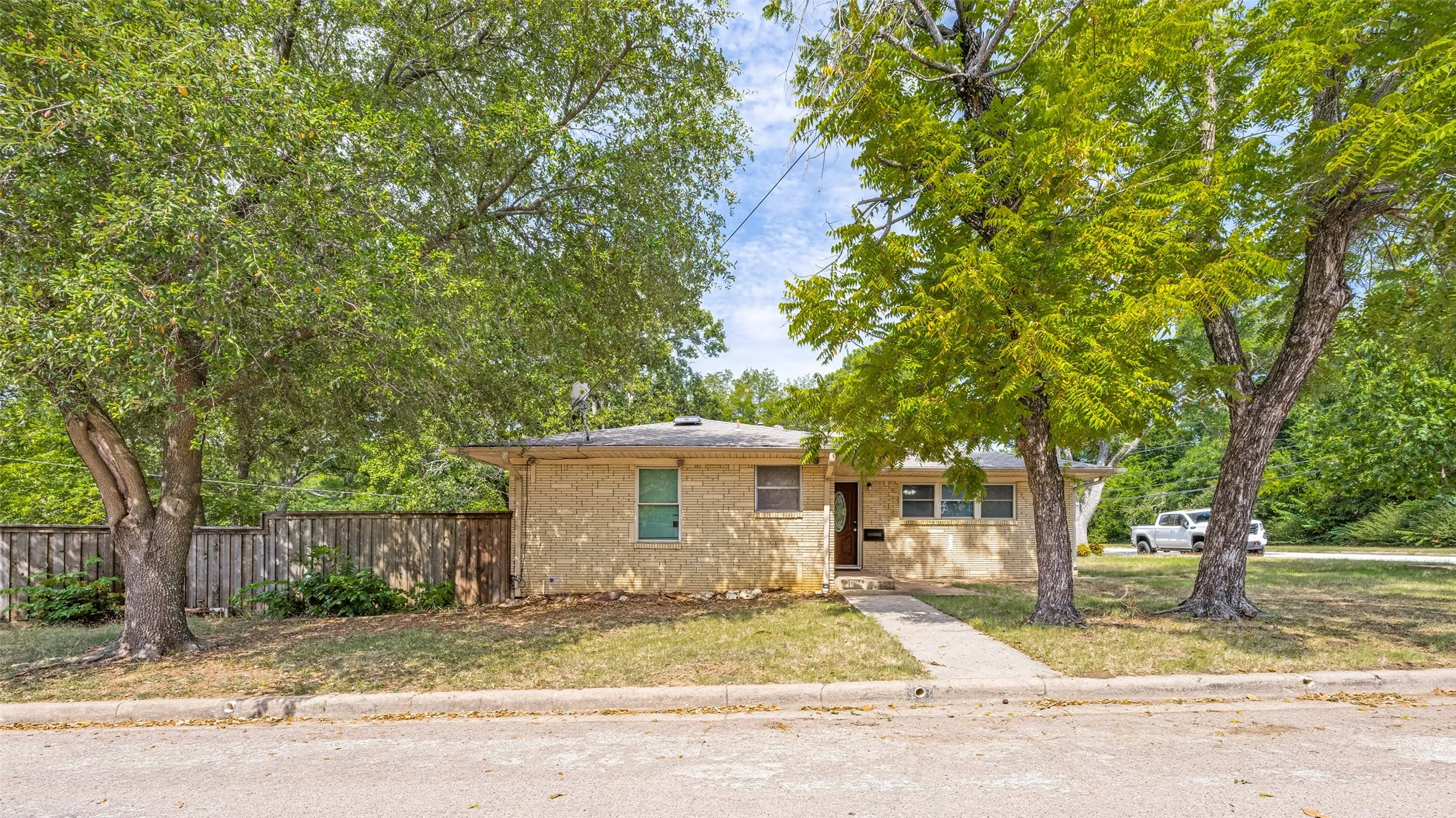 Single Family Residence For Sale in Grayson County , 1600 W Hull Street, Denison, Texas 75020, 3 Bedroom, 2 Bathroom, 1 Garage spaces, 1,904 Sqft, built in 1954, mls#21349183, Real Estate Agent in Denison, Homes For Sale in Grayson county, Homes For Sale in Denison, Realtor in Denison Texas, Real Estate Brokerage Independent Realty Texas, Luminita Cordes Realtor