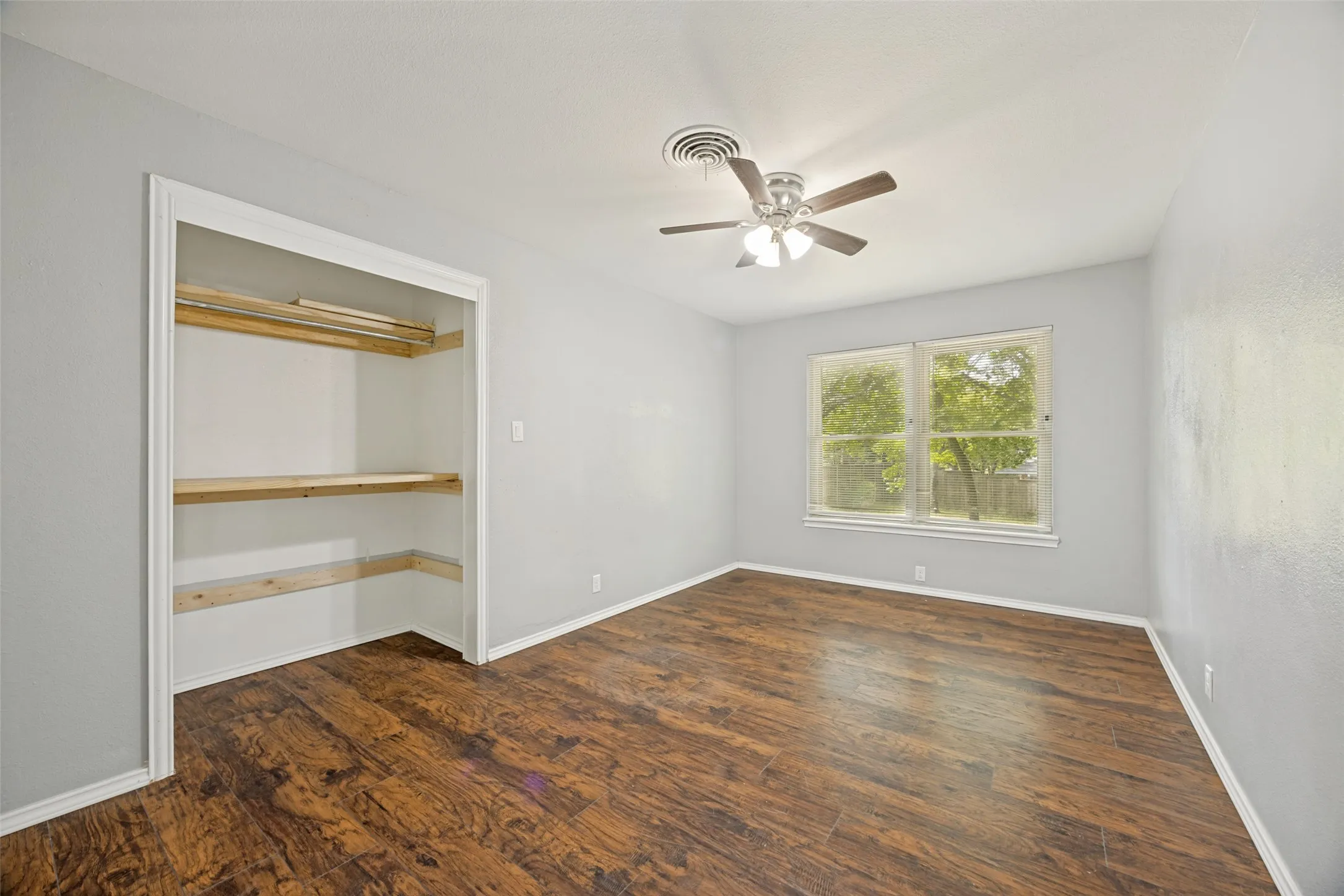 Single Family Residence For Sale in Grayson County , 1600 W Hull Street, Denison, Texas 75020, 3 Bedroom, 2 Bathroom, 1 Garage spaces, 1,904 Sqft, built in 1954, mls#21349183, Real Estate Agent in Denison, Homes For Sale in Grayson county, Homes For Sale in Denison, Realtor in Denison Texas, Real Estate Brokerage Independent Realty Texas, Luminita Cordes Realtor