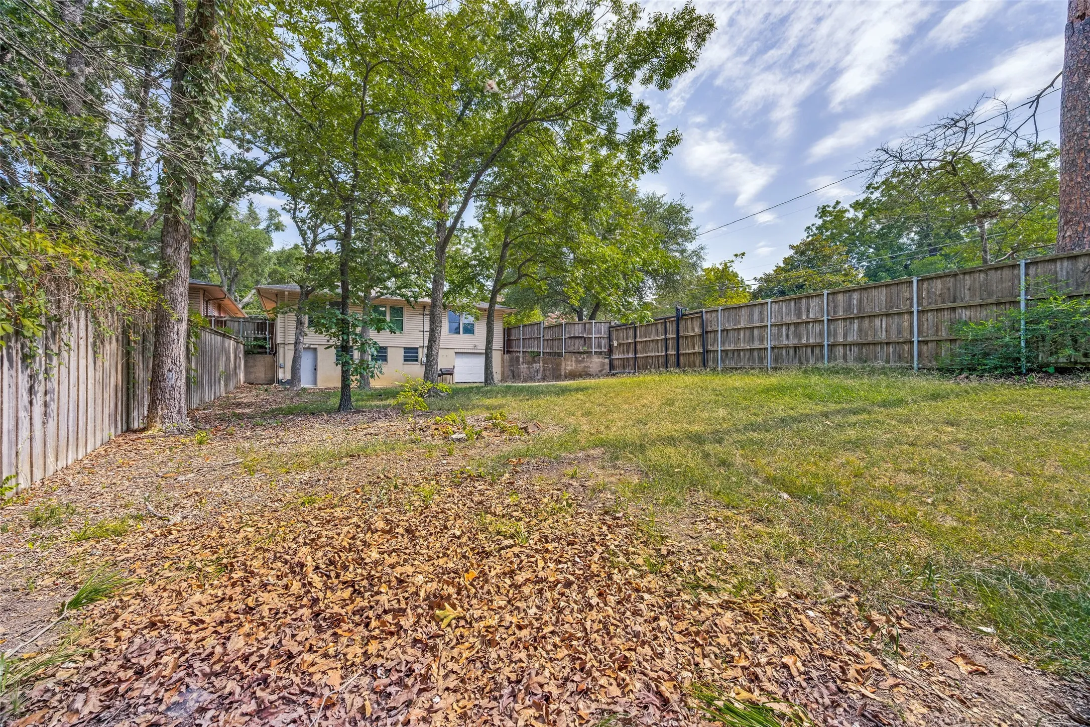 Single Family Residence For Sale in Grayson County , 1600 W Hull Street, Denison, Texas 75020, 3 Bedroom, 2 Bathroom, 1 Garage spaces, 1,904 Sqft, built in 1954, mls#21349183, Real Estate Agent in Denison, Homes For Sale in Grayson county, Homes For Sale in Denison, Realtor in Denison Texas, Real Estate Brokerage Independent Realty Texas, Luminita Cordes Realtor