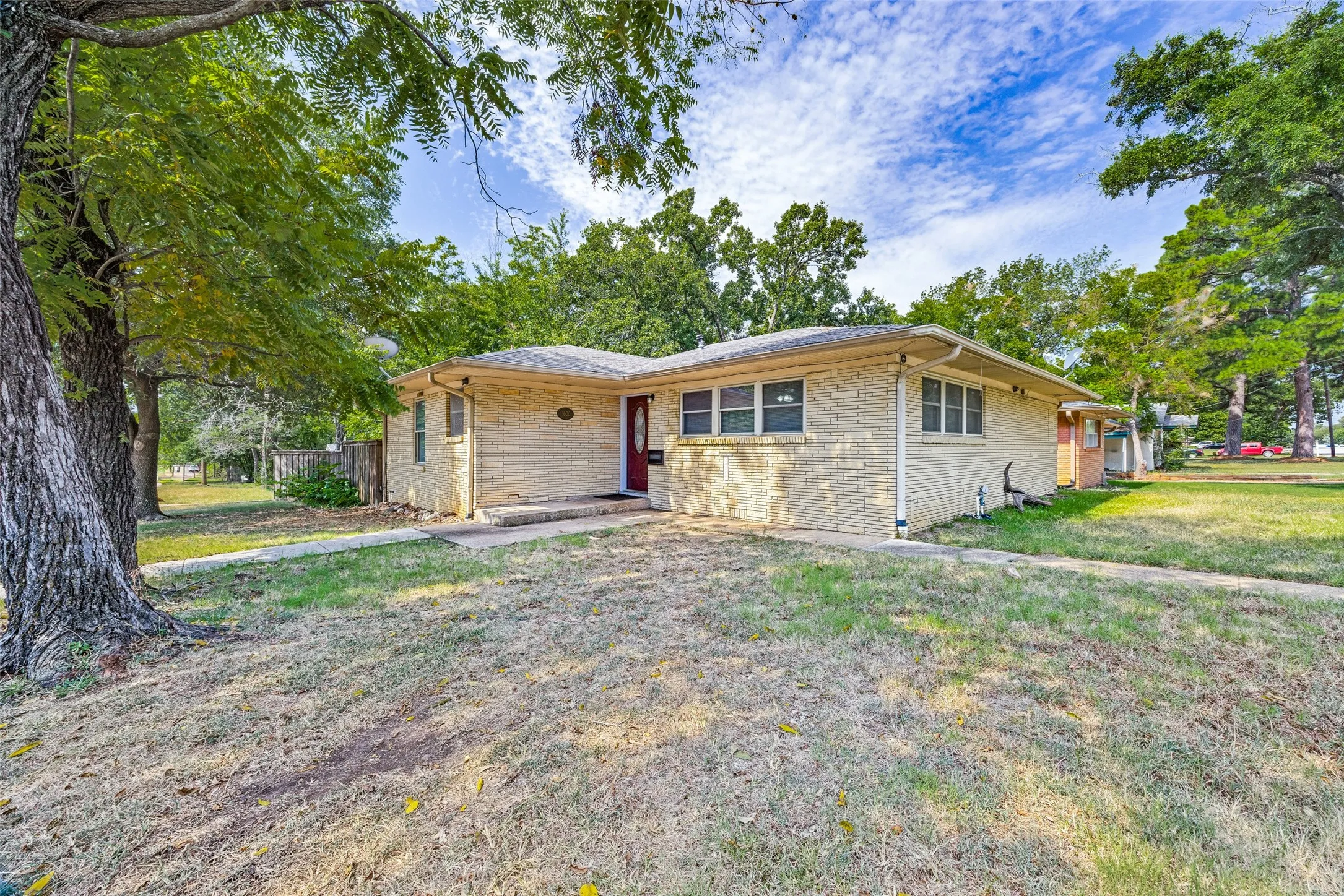 Single Family Residence For Sale in Grayson County , 1600 W Hull Street, Denison, Texas 75020, 3 Bedroom, 2 Bathroom, 1 Garage spaces, 1,904 Sqft, built in 1954, mls#21349183, Real Estate Agent in Denison, Homes For Sale in Grayson county, Homes For Sale in Denison, Realtor in Denison Texas, Real Estate Brokerage Independent Realty Texas, Luminita Cordes Realtor