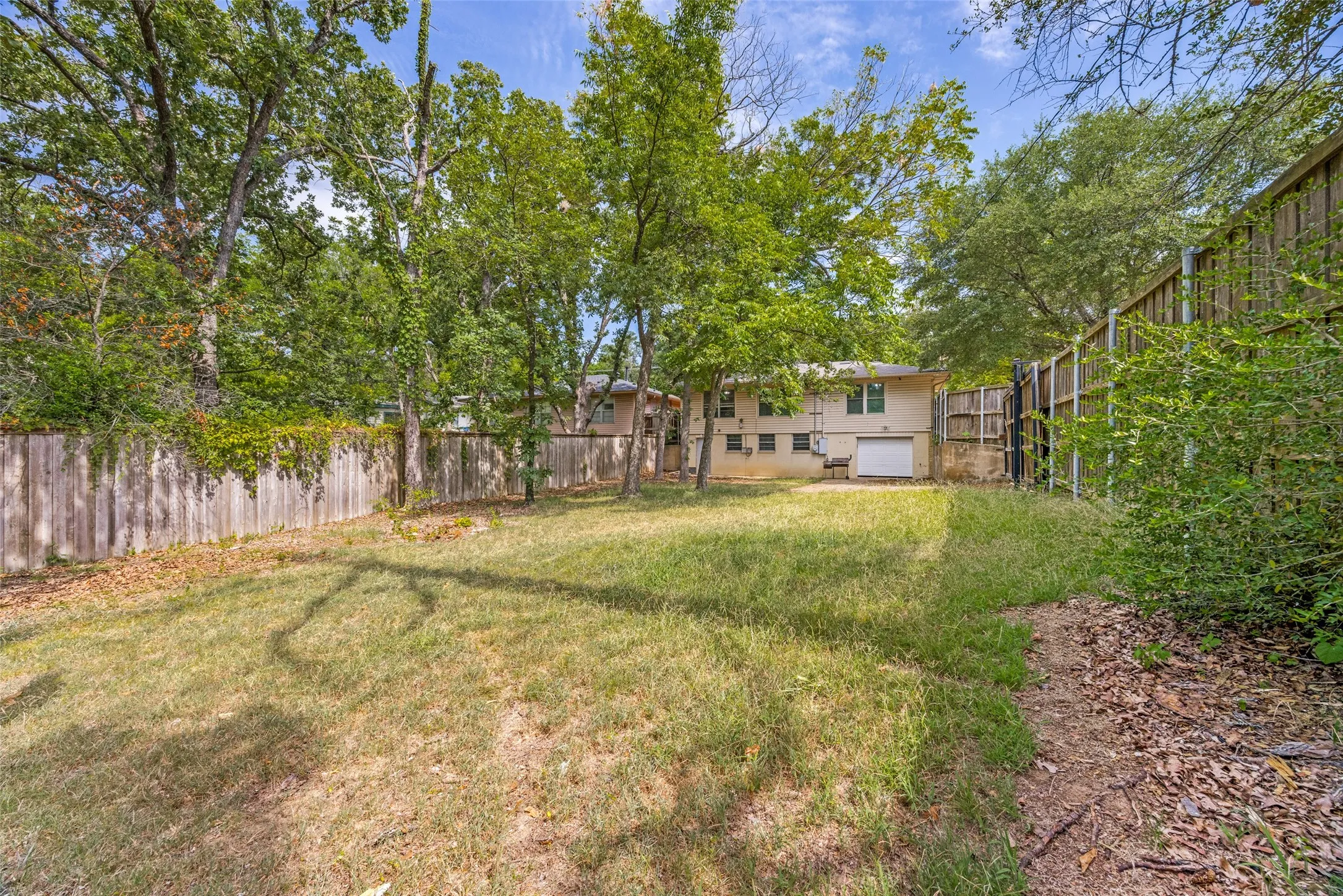 Single Family Residence For Sale in Grayson County , 1600 W Hull Street, Denison, Texas 75020, 3 Bedroom, 2 Bathroom, 1 Garage spaces, 1,904 Sqft, built in 1954, mls#21349183, Real Estate Agent in Denison, Homes For Sale in Grayson county, Homes For Sale in Denison, Realtor in Denison Texas, Real Estate Brokerage Independent Realty Texas, Luminita Cordes Realtor