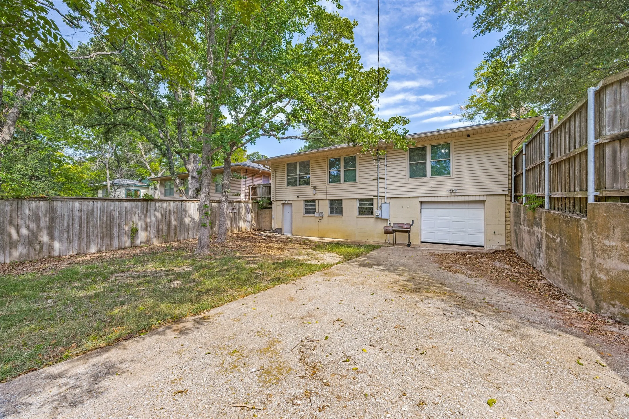 Single Family Residence For Sale in Grayson County , 1600 W Hull Street, Denison, Texas 75020, 3 Bedroom, 2 Bathroom, 1 Garage spaces, 1,904 Sqft, built in 1954, mls#21349183, Real Estate Agent in Denison, Homes For Sale in Grayson county, Homes For Sale in Denison, Realtor in Denison Texas, Real Estate Brokerage Independent Realty Texas, Luminita Cordes Realtor