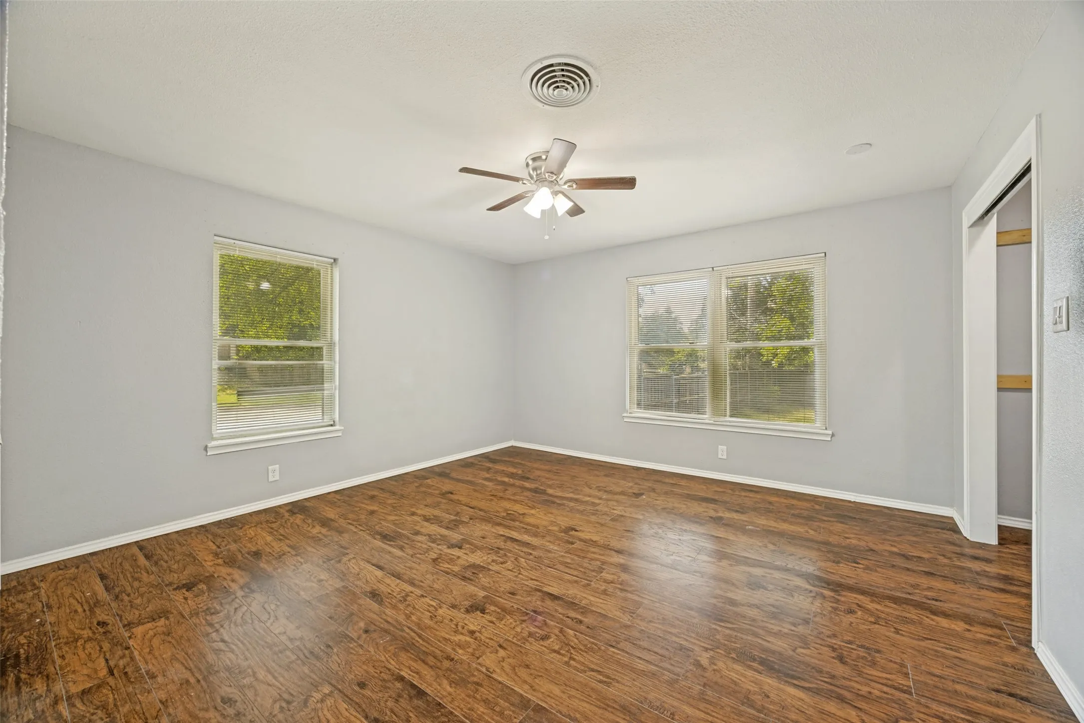 Single Family Residence For Sale in Grayson County , 1600 W Hull Street, Denison, Texas 75020, 3 Bedroom, 2 Bathroom, 1 Garage spaces, 1,904 Sqft, built in 1954, mls#21349183, Real Estate Agent in Denison, Homes For Sale in Grayson county, Homes For Sale in Denison, Realtor in Denison Texas, Real Estate Brokerage Independent Realty Texas, Luminita Cordes Realtor